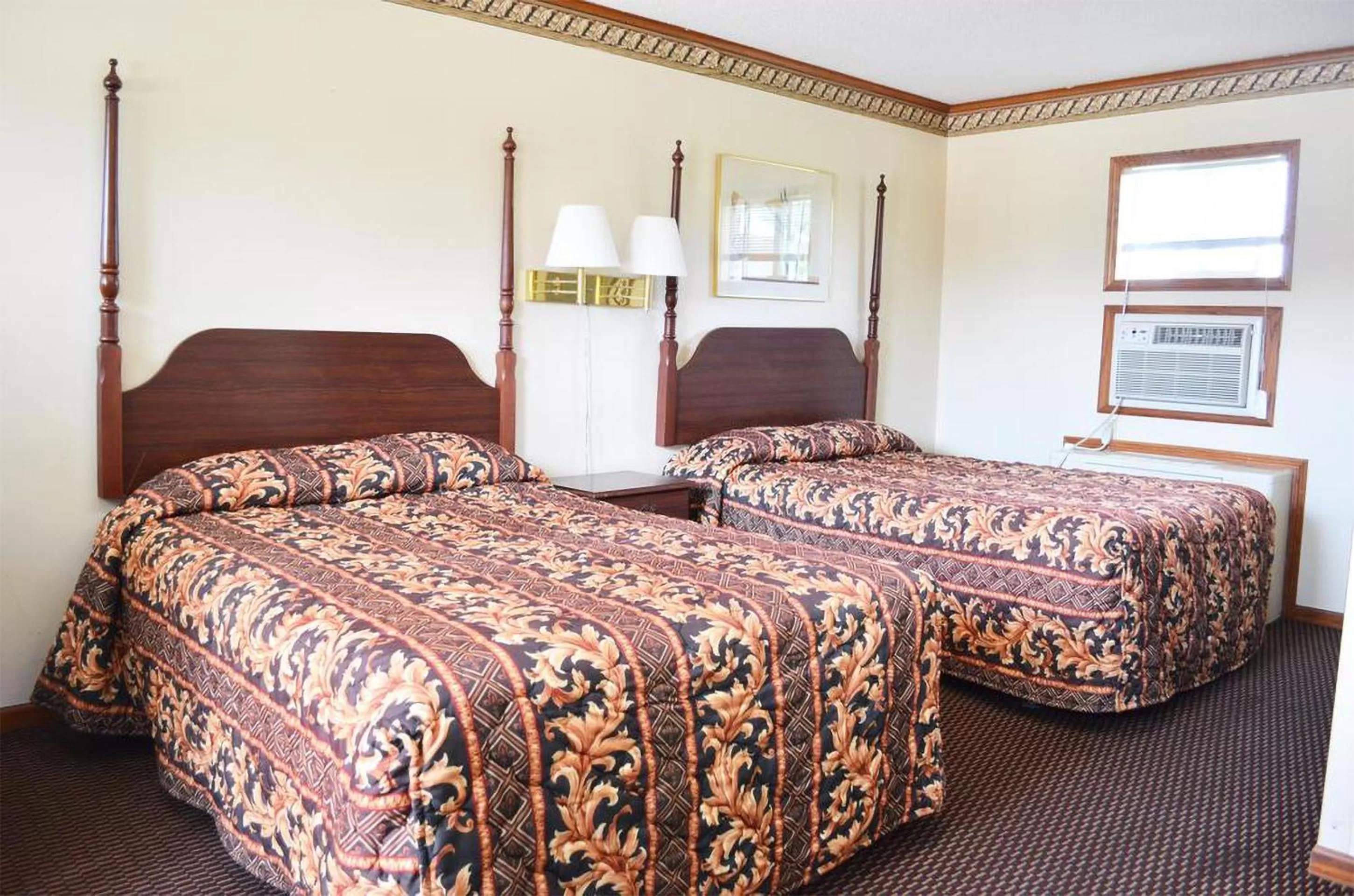 bunk bed, Bed in Budget Inn Fairmont