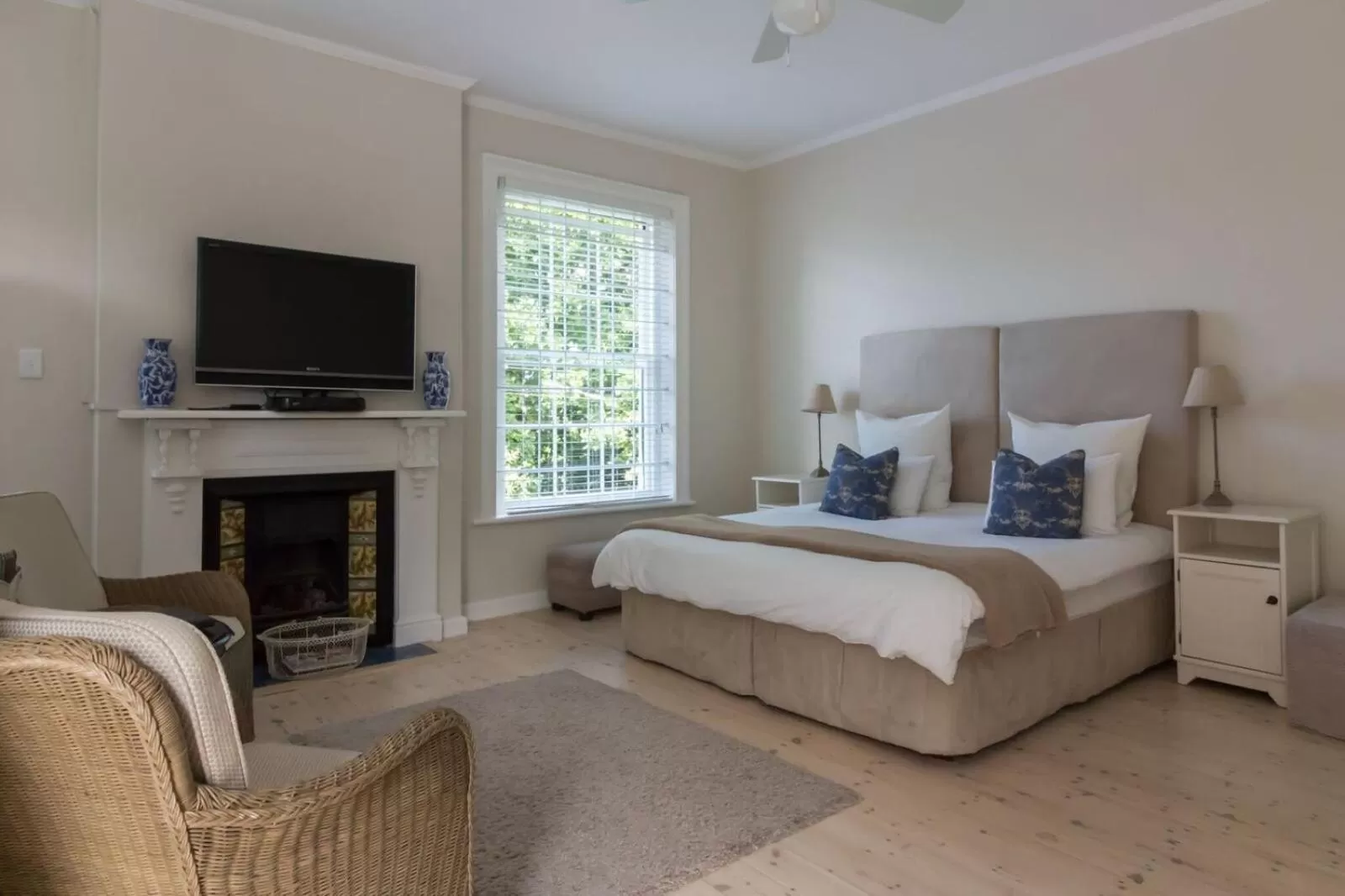 TV and multimedia, Bed in Sandown Lodge