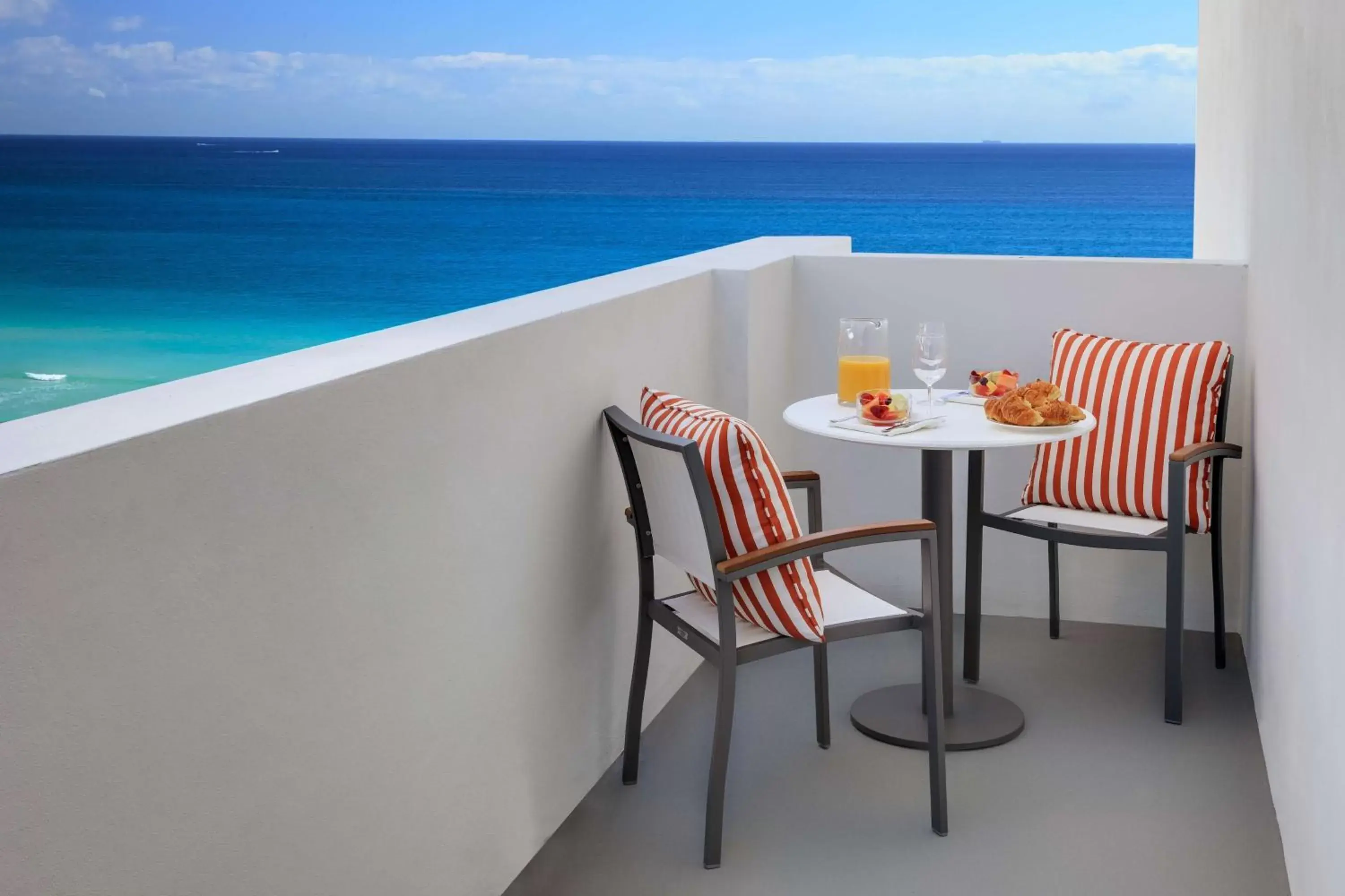 Kitchen or kitchenette, Balcony/Terrace in Hilton Cabana Miami Beach