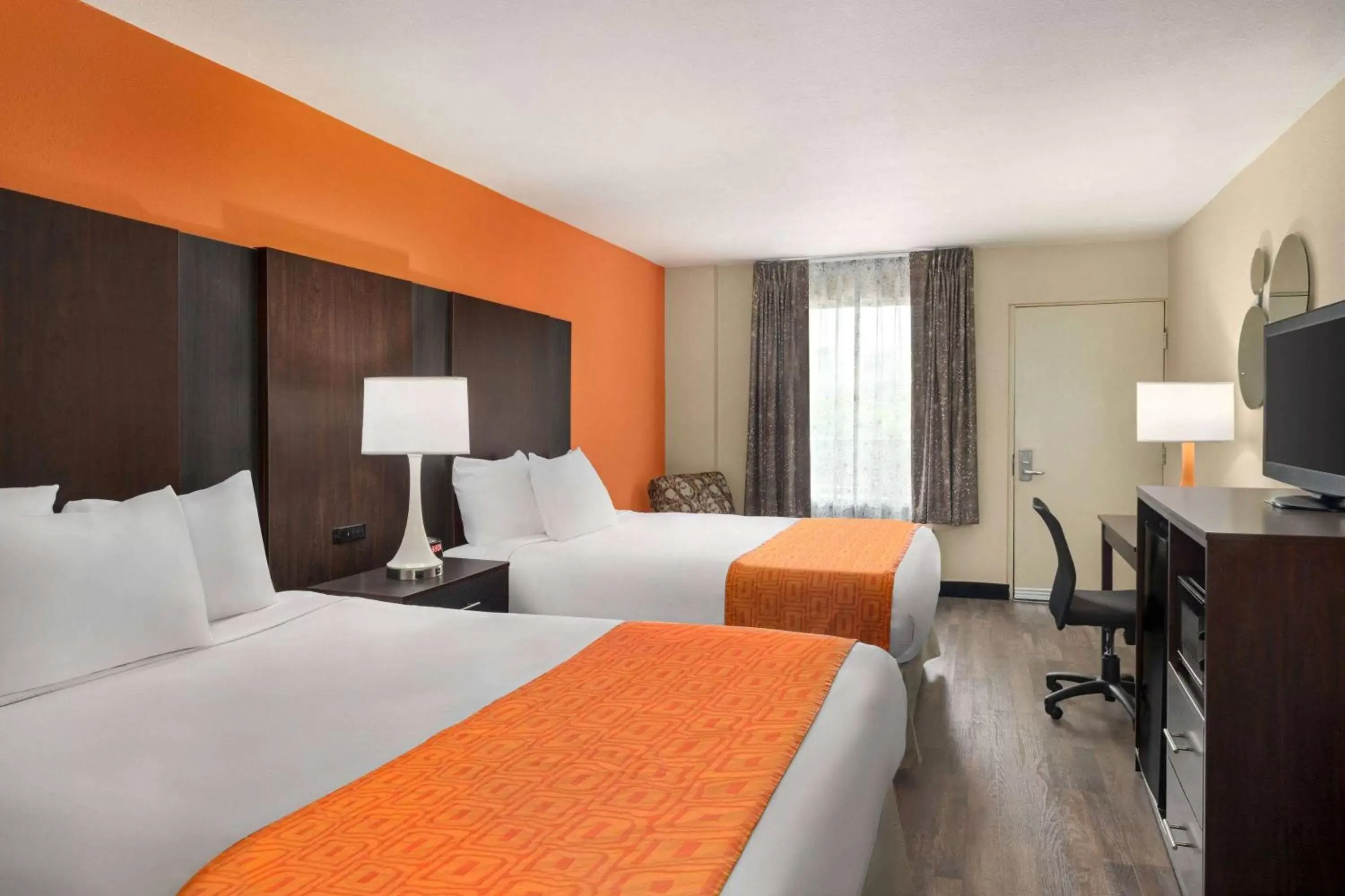 Photo of the whole room, Bed in Howard Johnson by Wyndham Pigeon Forge