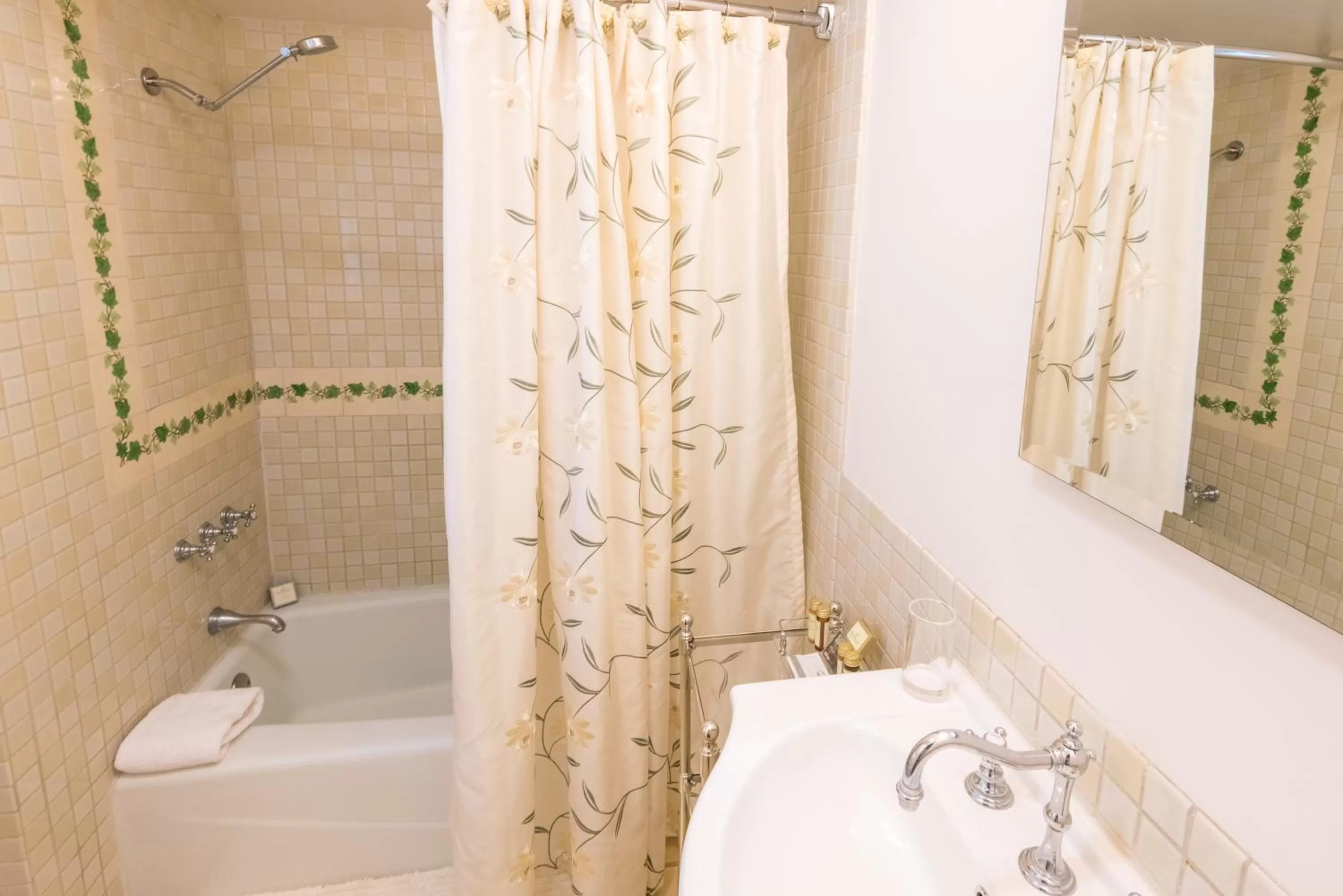 Bathroom in Harbor House Inn