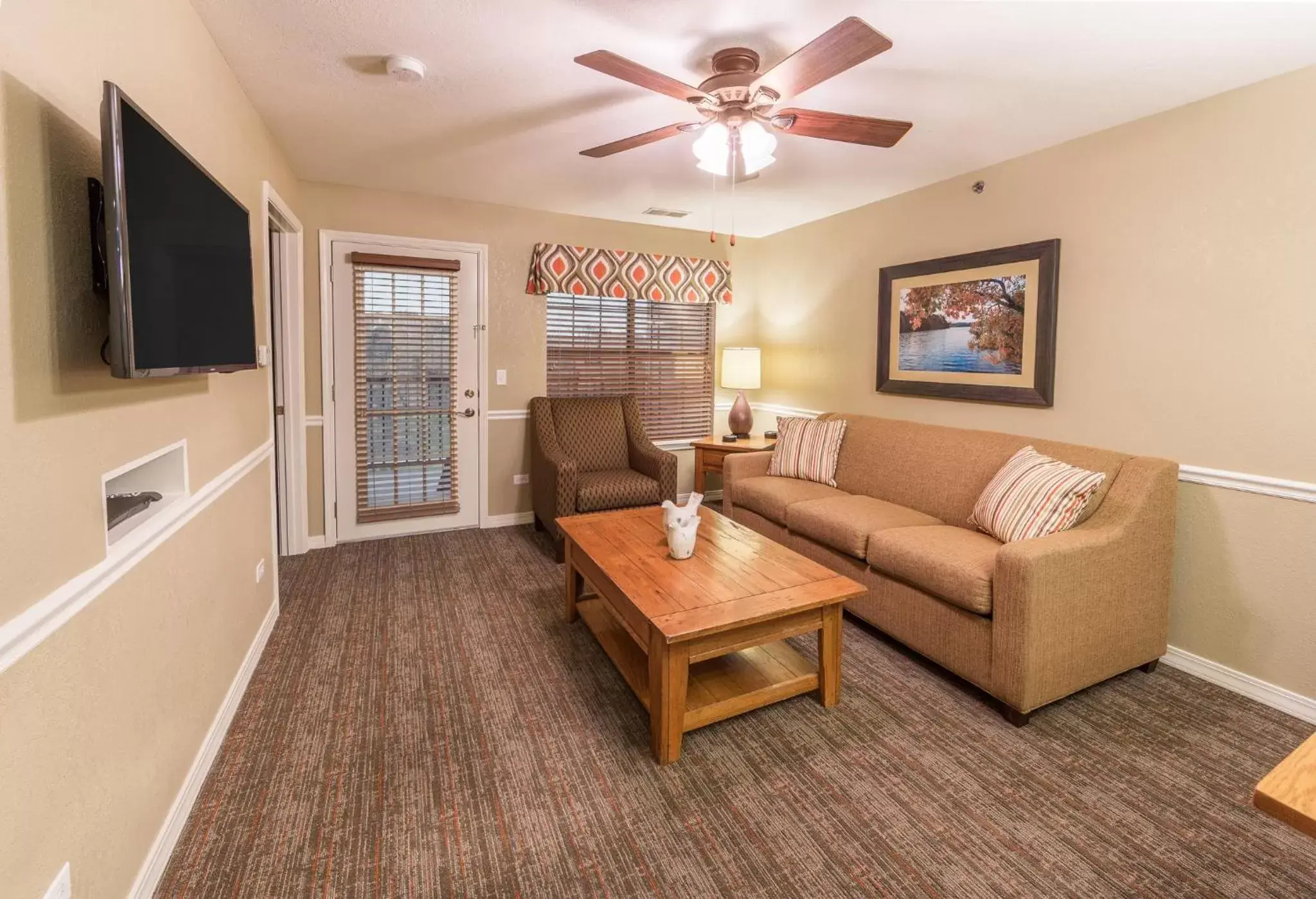 Photo of the whole room, Seating Area in Holiday Inn Club Vacations Fox River Resort at Sheridan