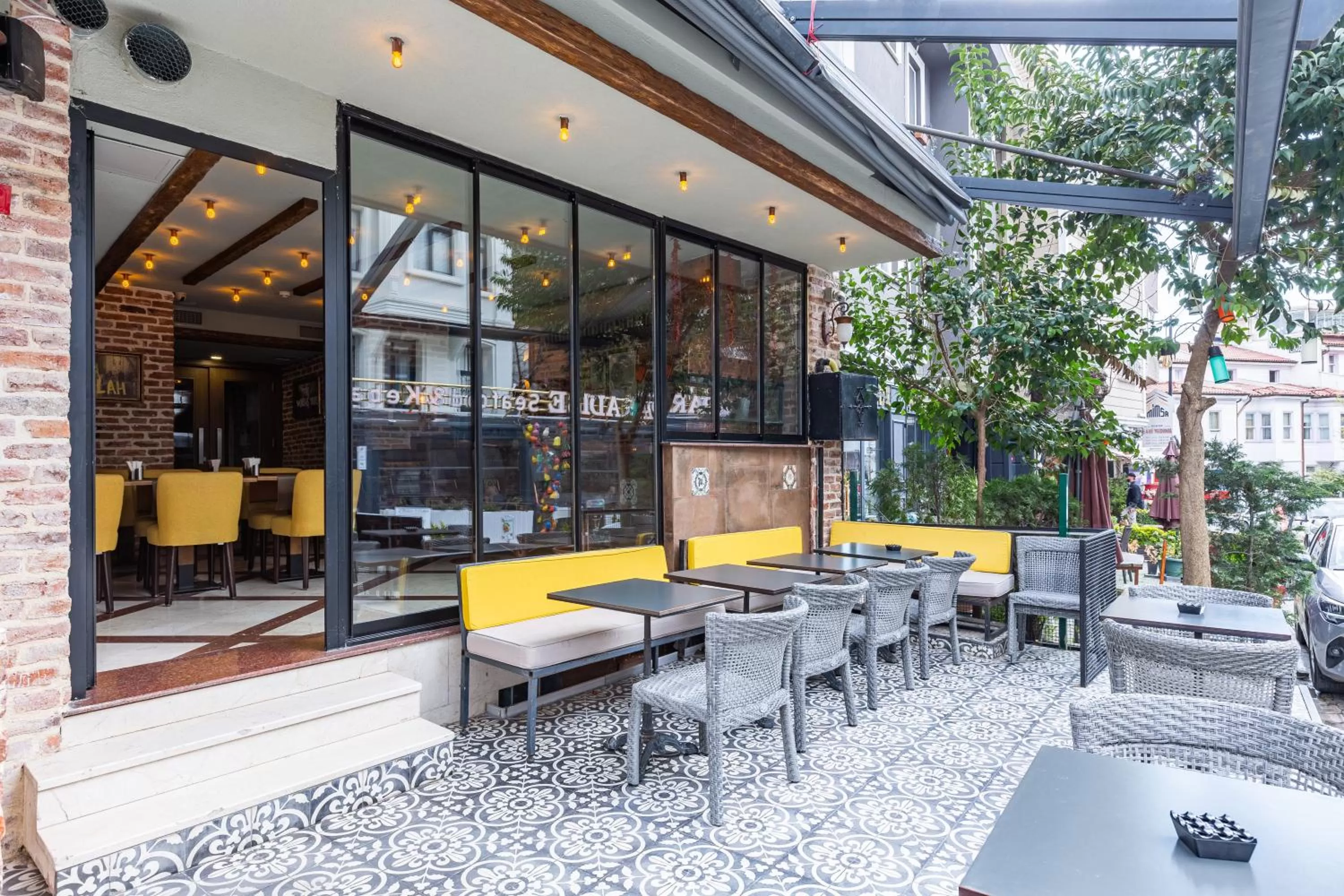 Restaurant/places to eat in Seraglio Hotel & Suites