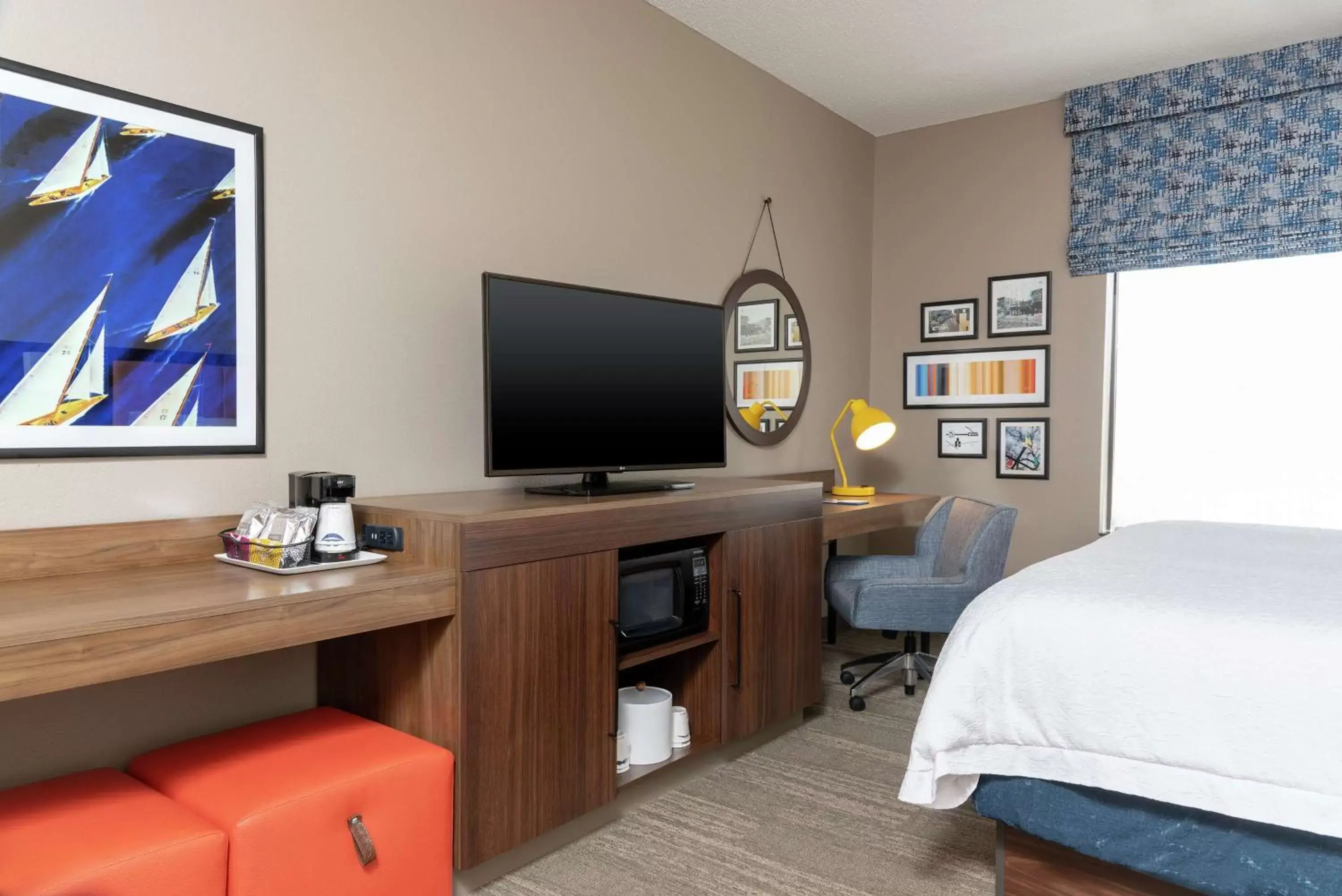 Bedroom, TV/Entertainment Center in Hampton Inn Warsaw