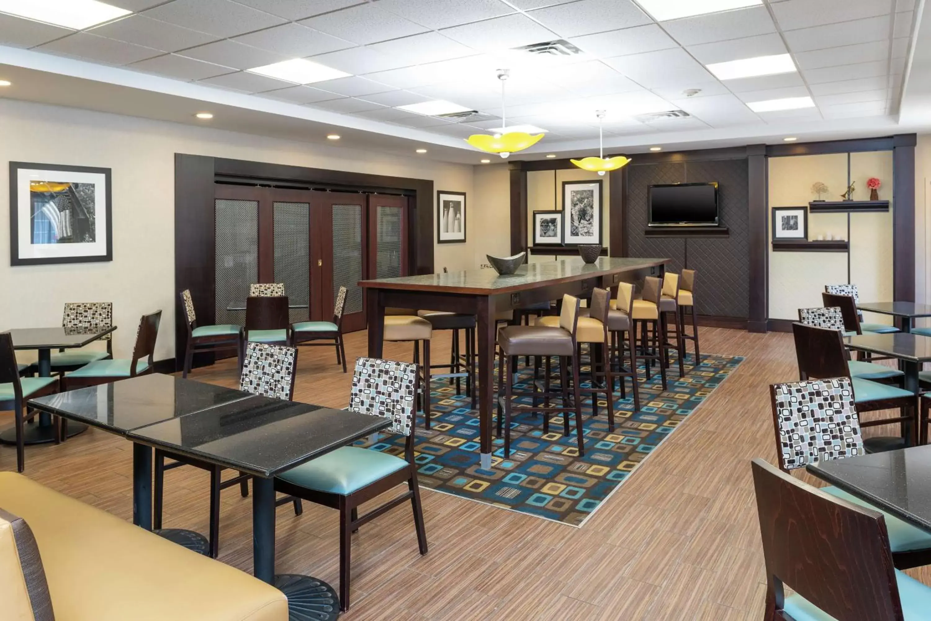 Dining area in Hampton Inn & Suites Cleveland-Airport/Middleburg Heights