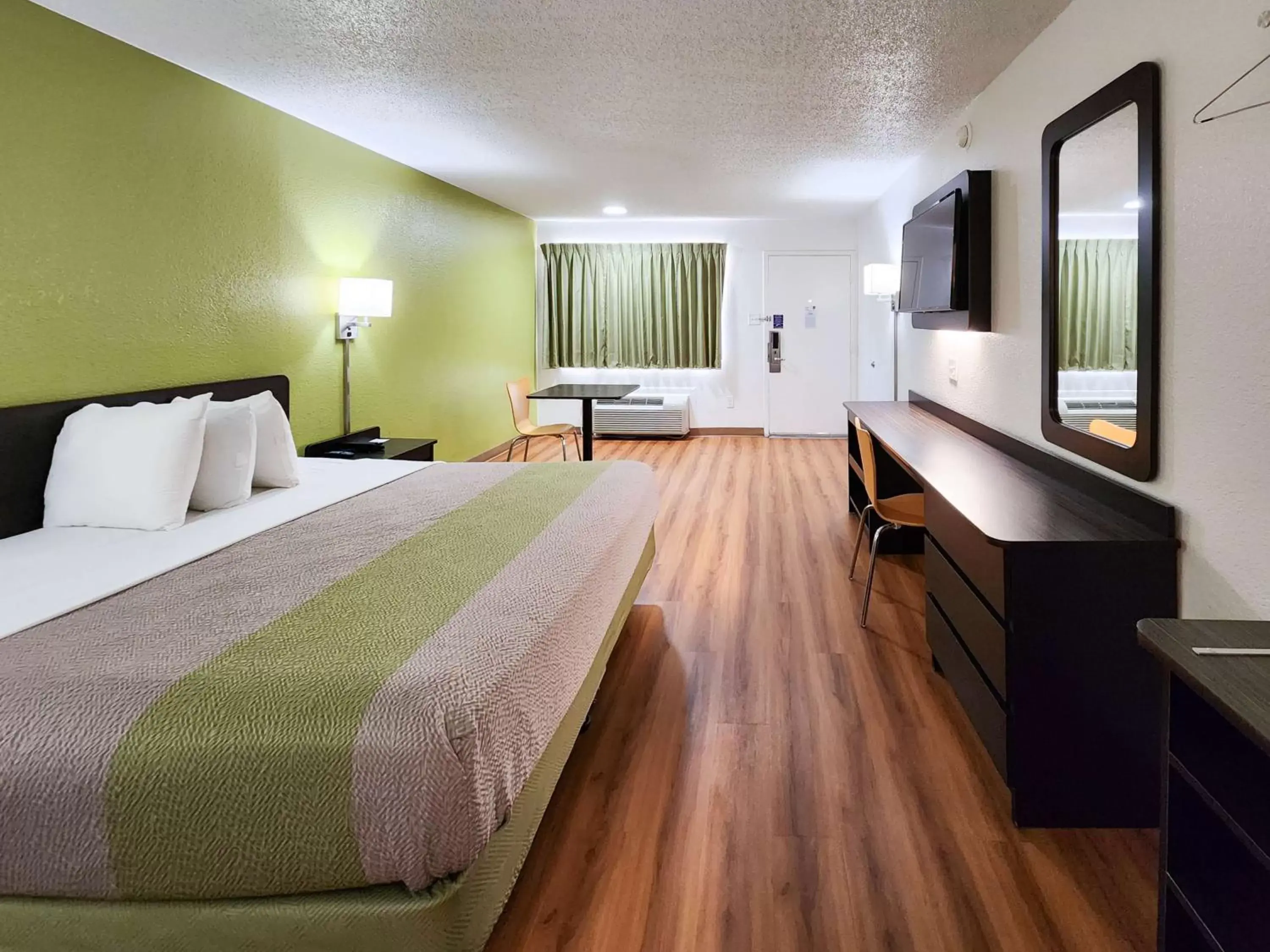 Bedroom in Motel 6-Baytown, TX - Baytown East