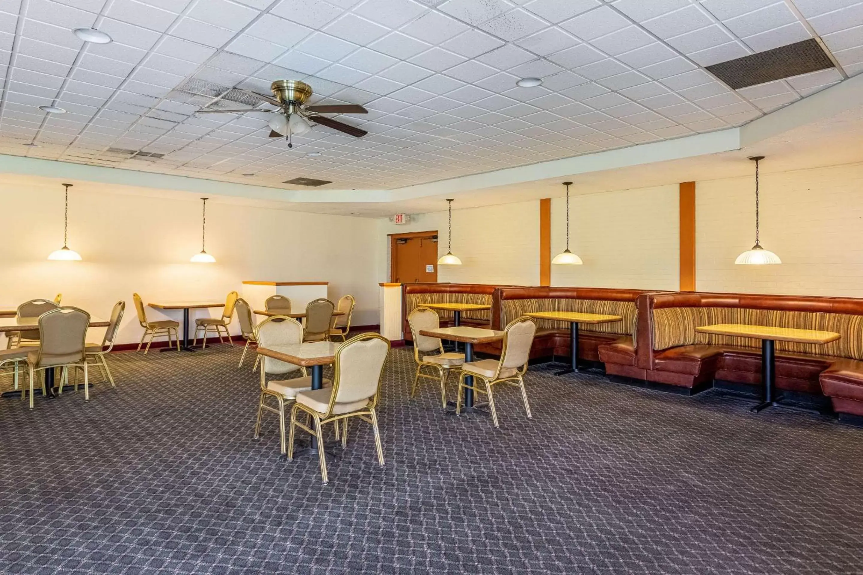 Restaurant/Places to Eat in Econo Lodge Fredonia