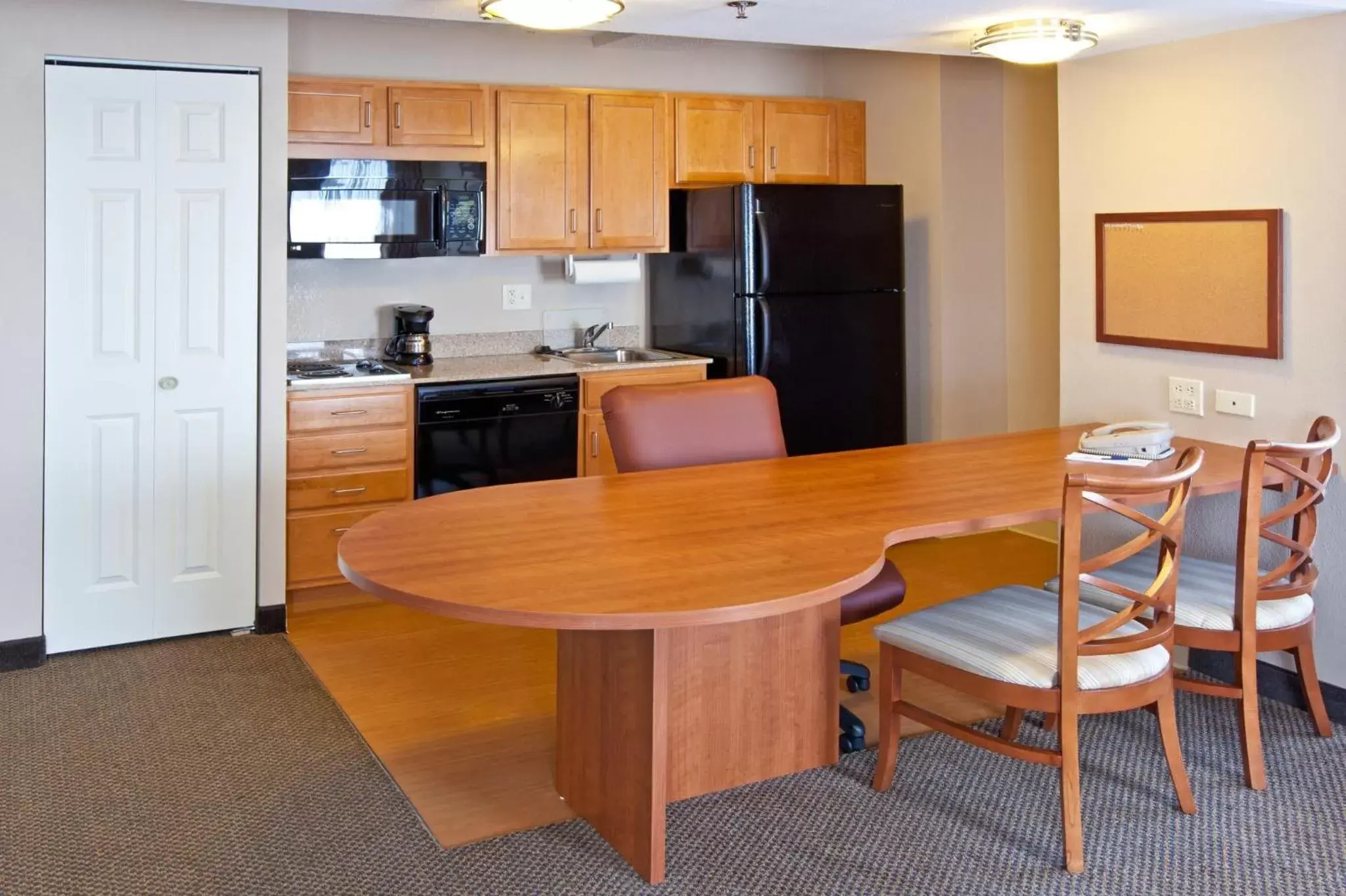 Photo of the whole room, Kitchen/Kitchenette in Candlewood Suites Indianapolis Downtown Medical District, an IHG Hotel