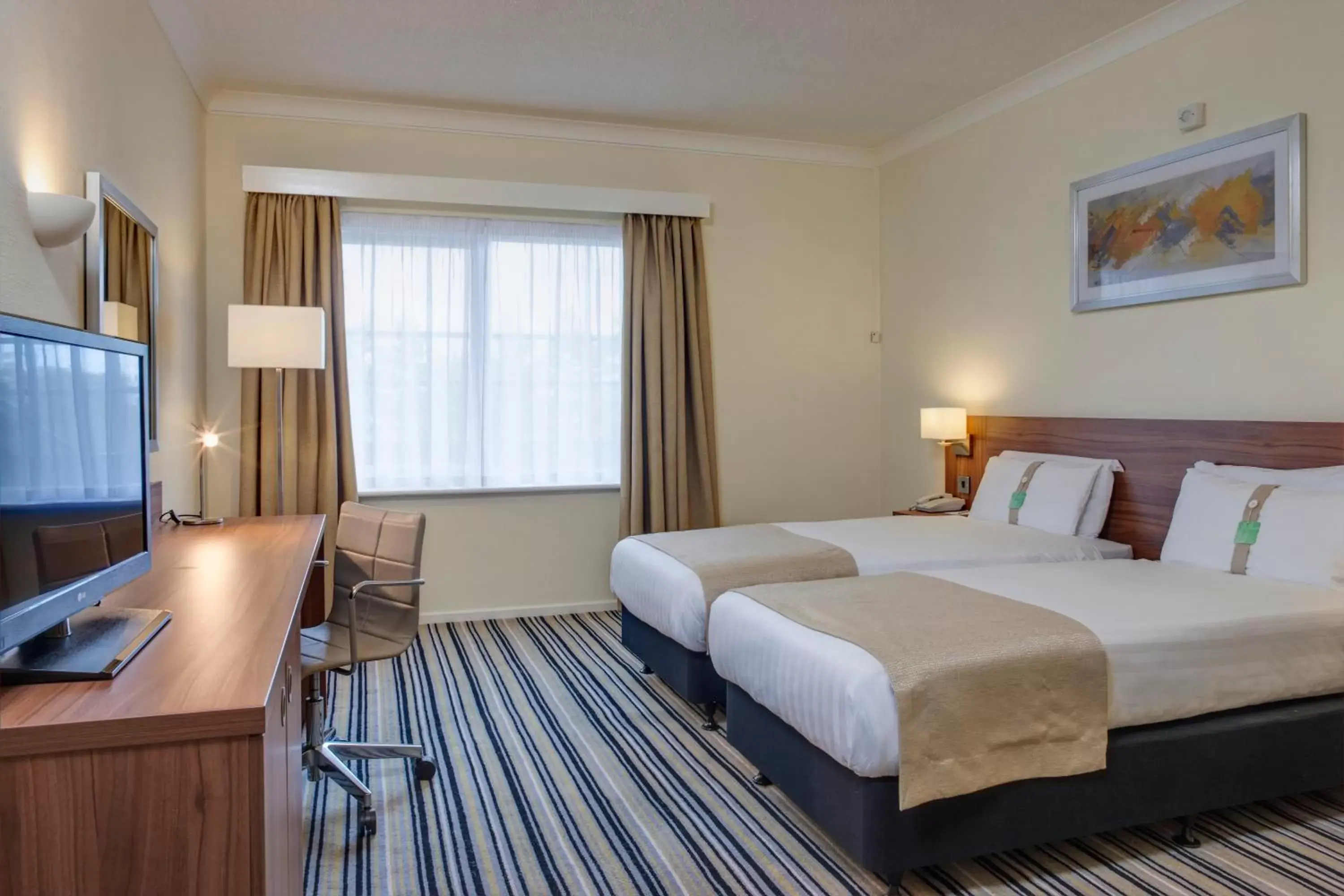Photo of the whole room, Bed in Holiday Inn Washington, an IHG Hotel