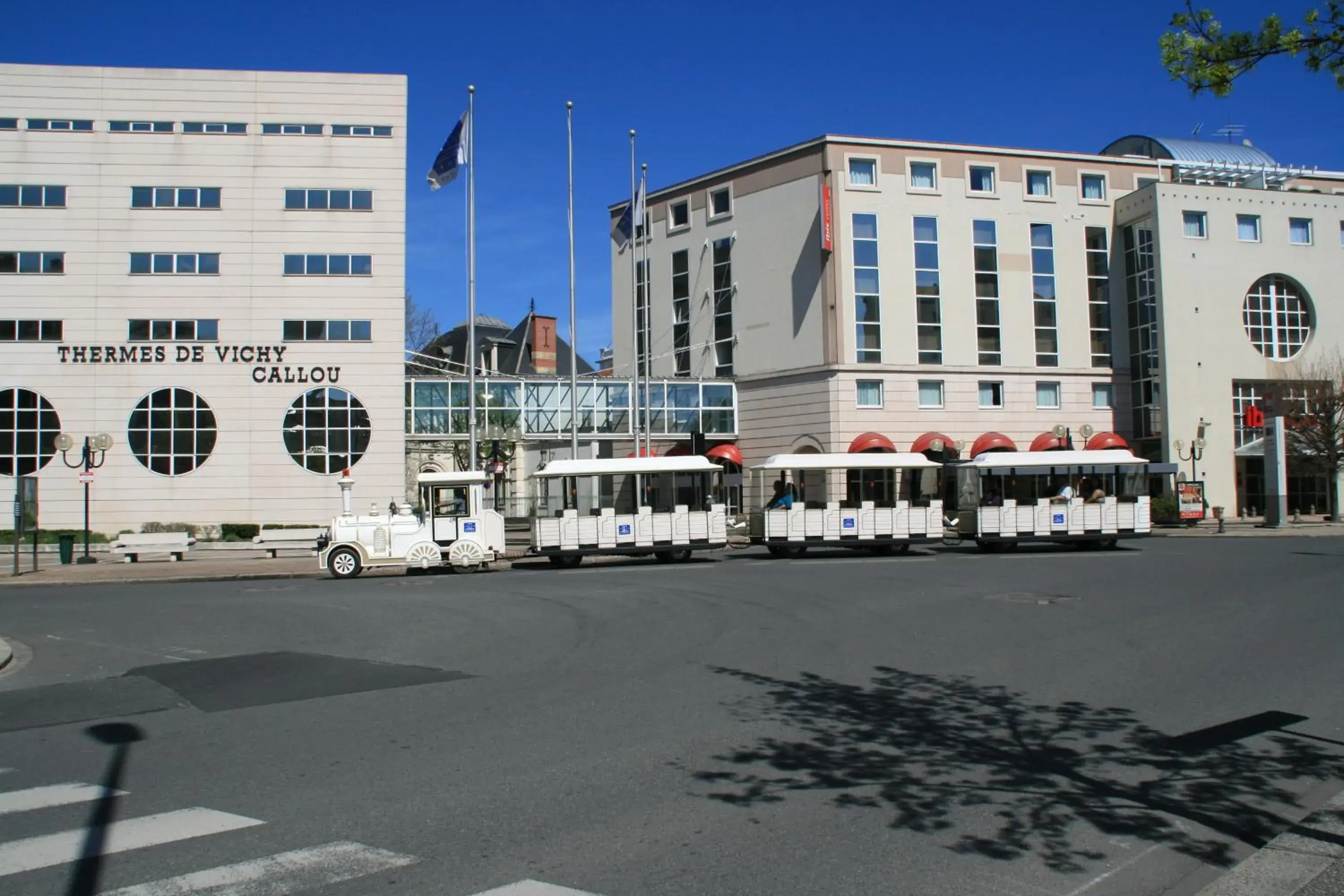 Facade/entrance, Property Building in ibis Vichy