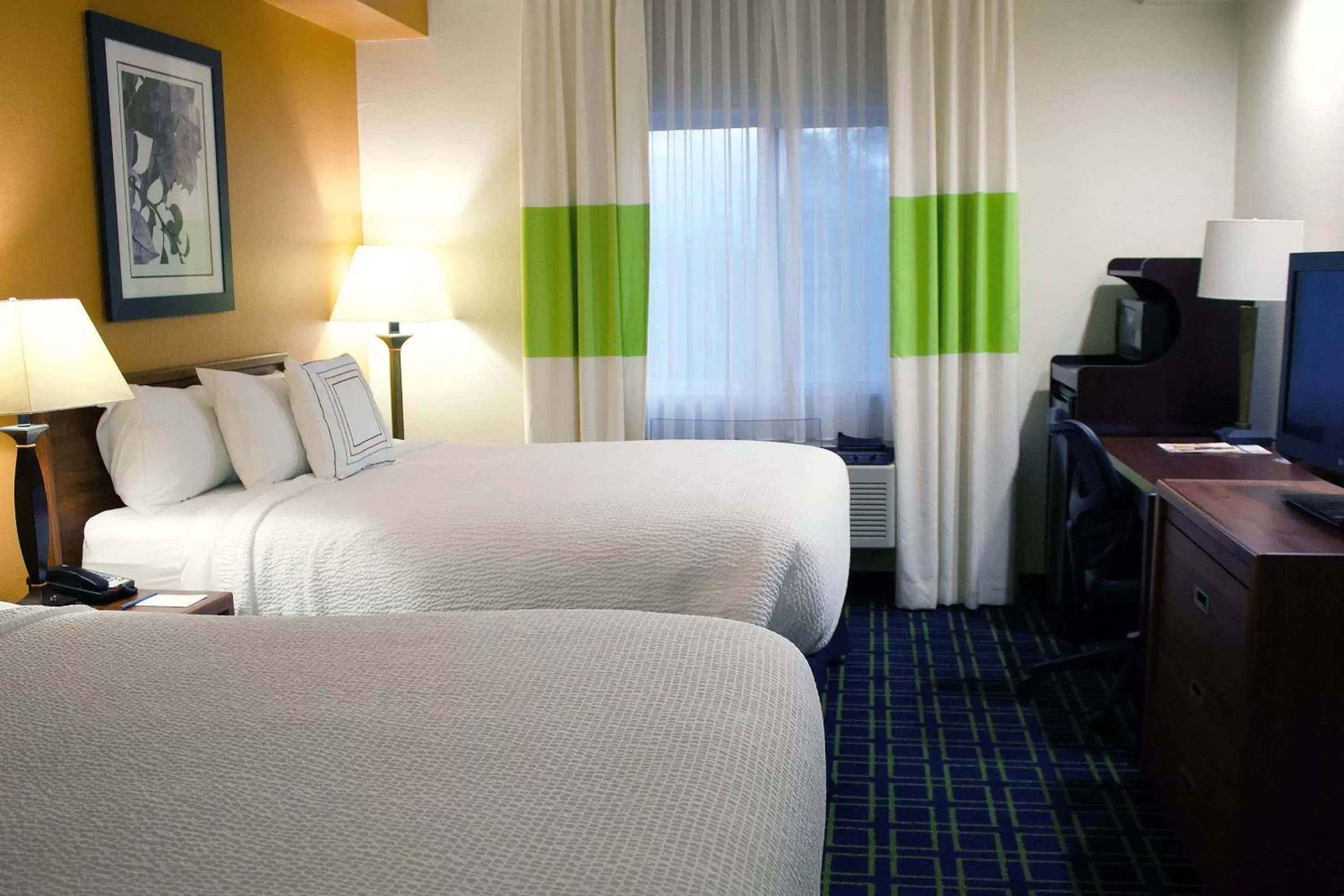 Photo of the whole room, Bed in Fairfield Inn & Suites by Marriott San Francisco San Carlos