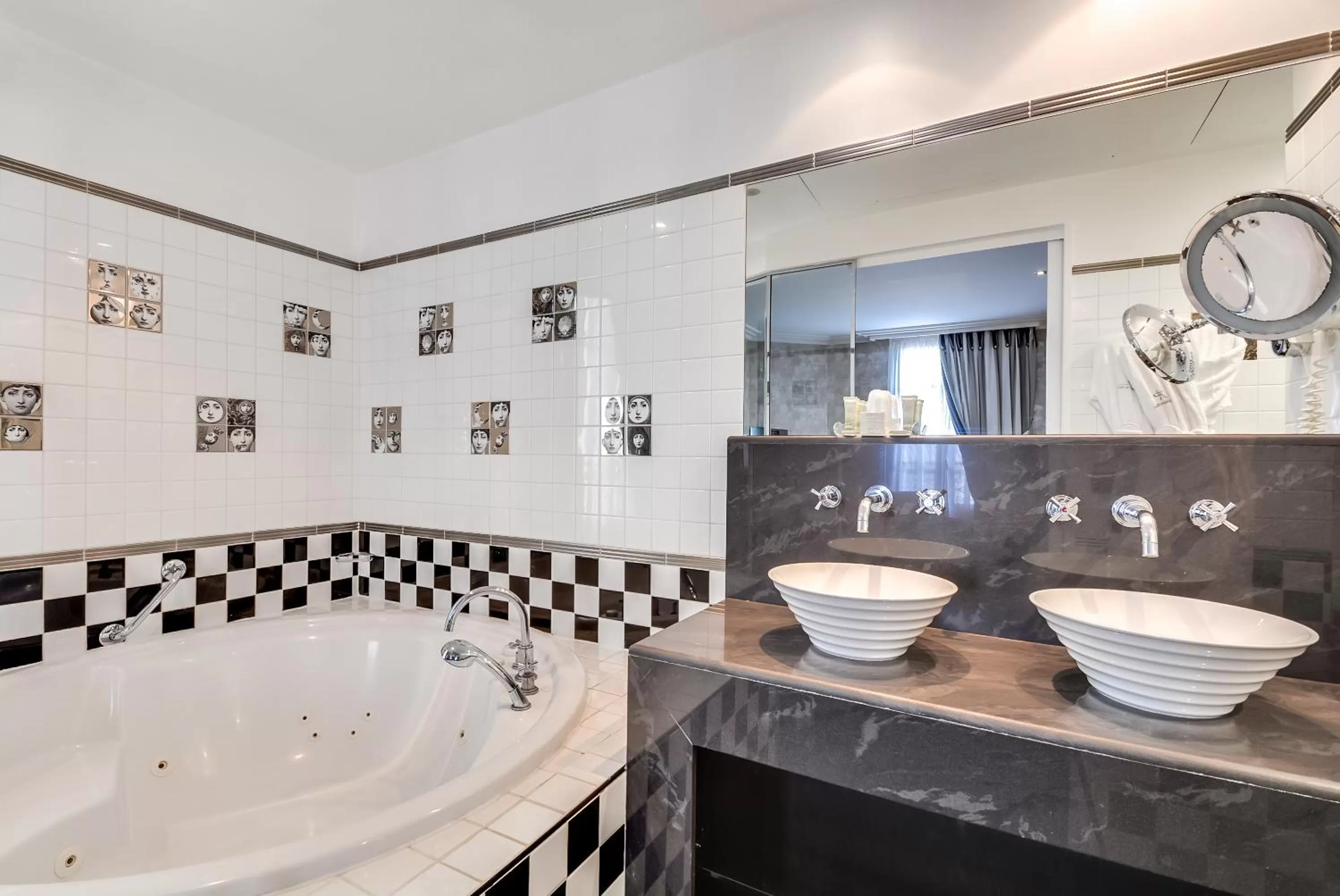 Bathroom in Villa Lutèce Port Royal