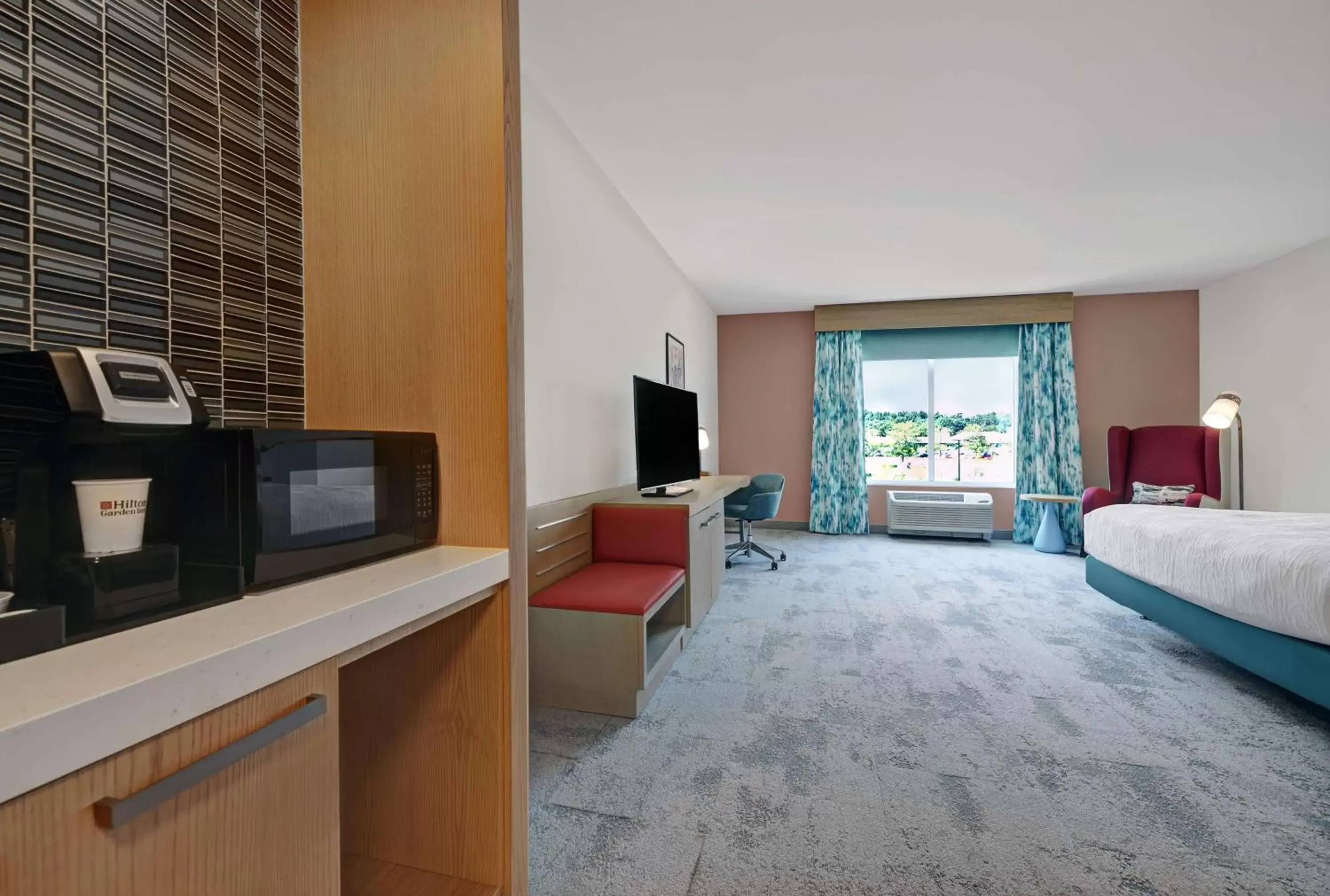 Bedroom, TV/Entertainment Center in Hilton Garden Inn Manassas