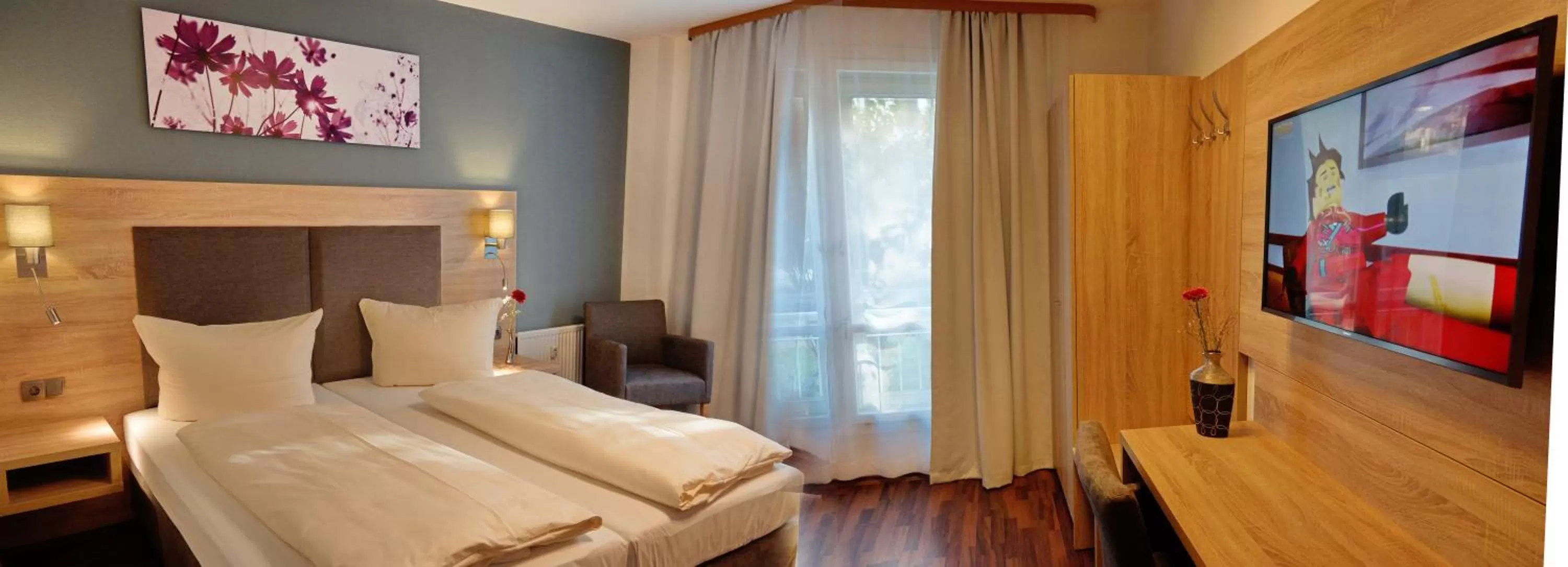 Photo of the whole room, Bed in BlnCty Hotel