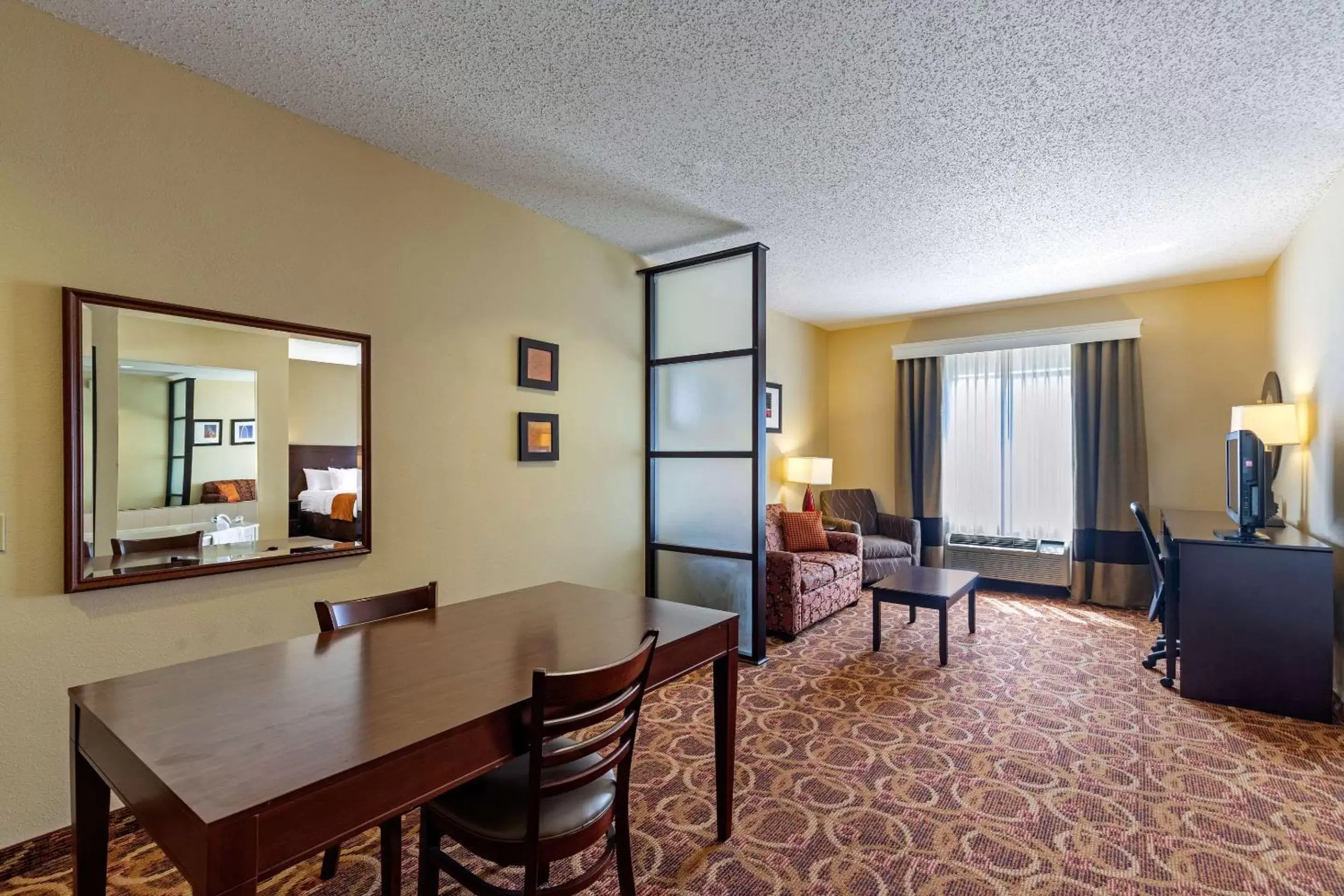 Photo of the whole room, Dining Area in Comfort Suites McKinney-Allen