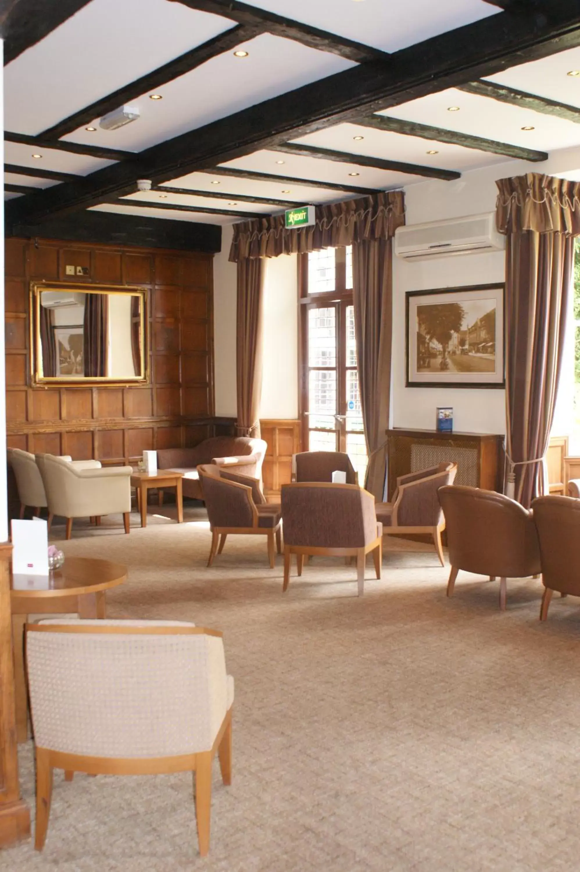 Lounge or bar in Mercure Letchworth Hall Hotel