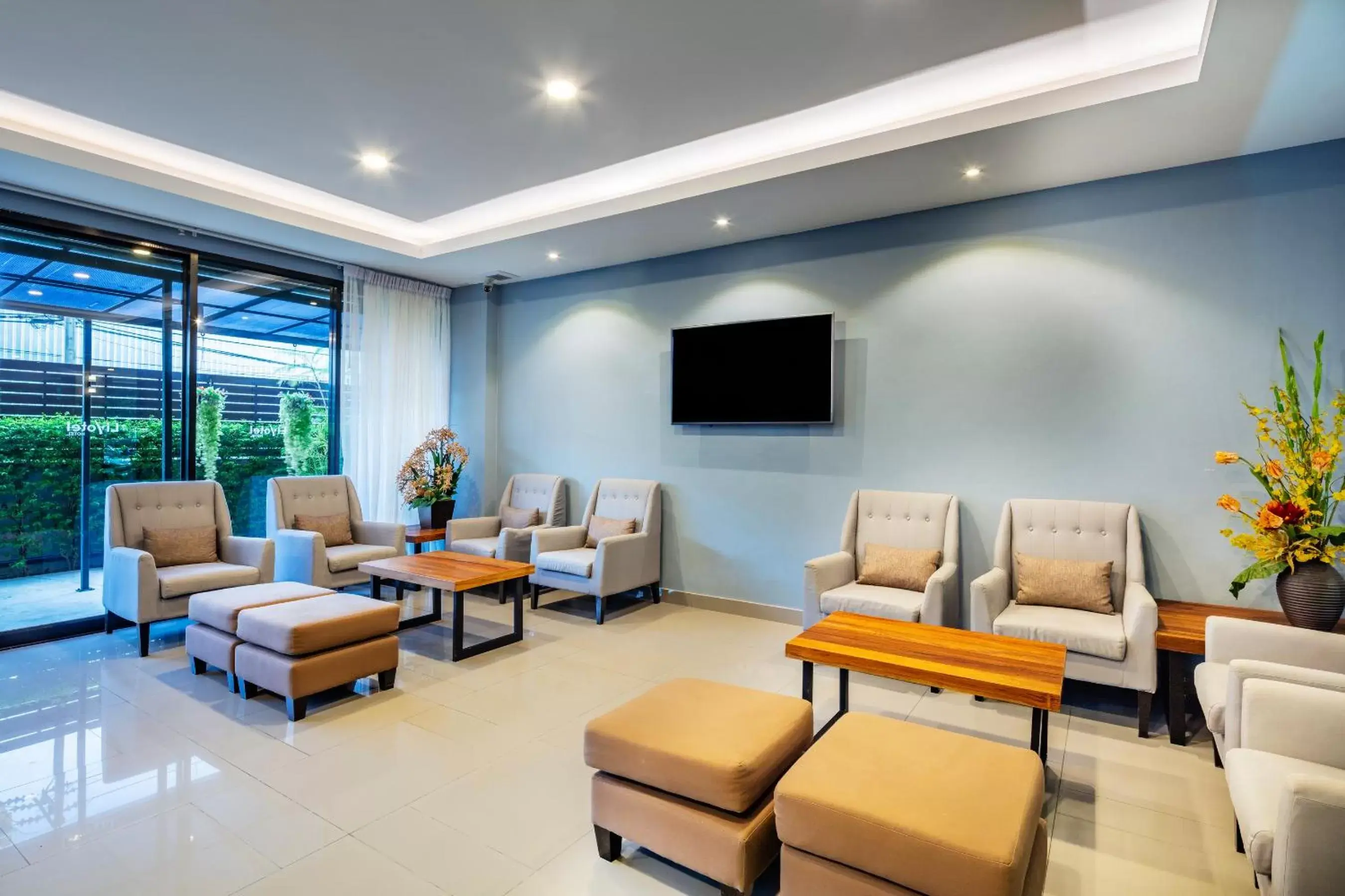 Communal lounge/ TV room, Seating Area in Livotel Hotel Kaset Nawamin Bangkok