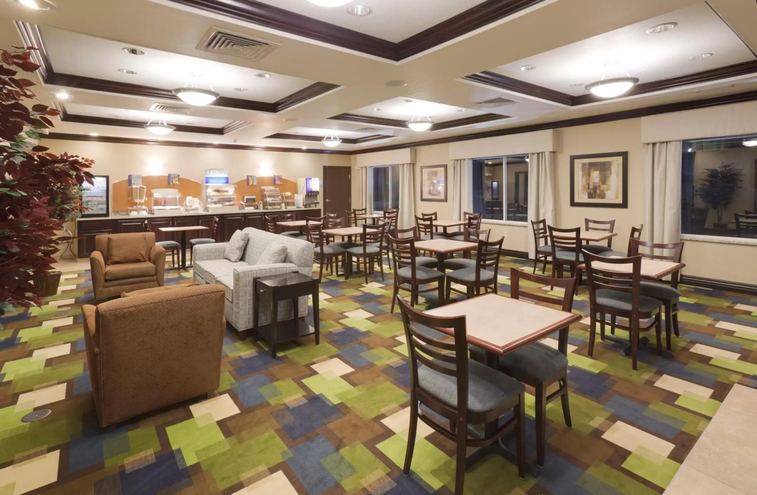 Breakfast, Restaurant/Places to Eat in Holiday Inn Express & Suites - Omaha I - 80, an IHG Hotel