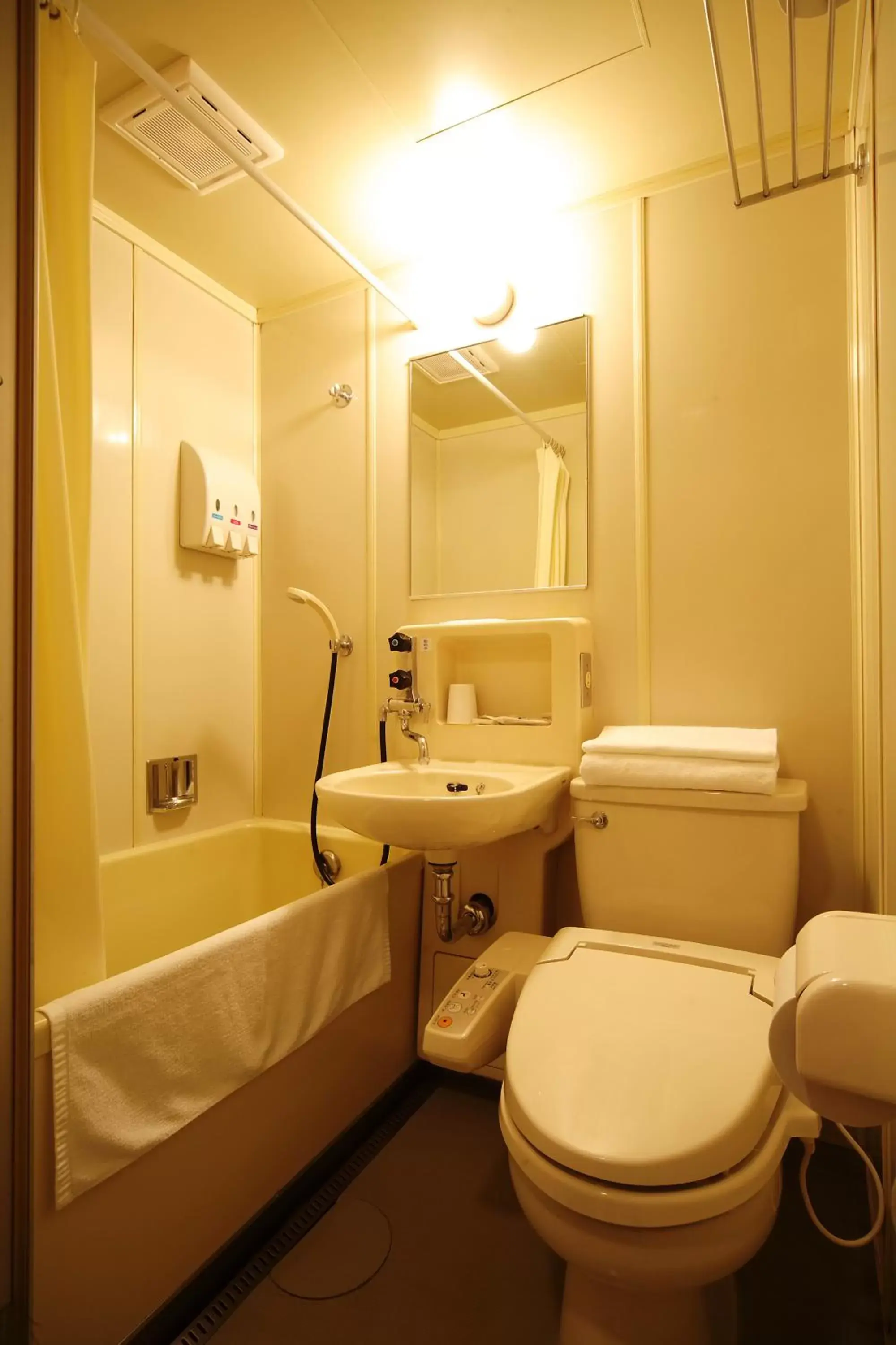 Shower, Bathroom in Sunsky Hotel