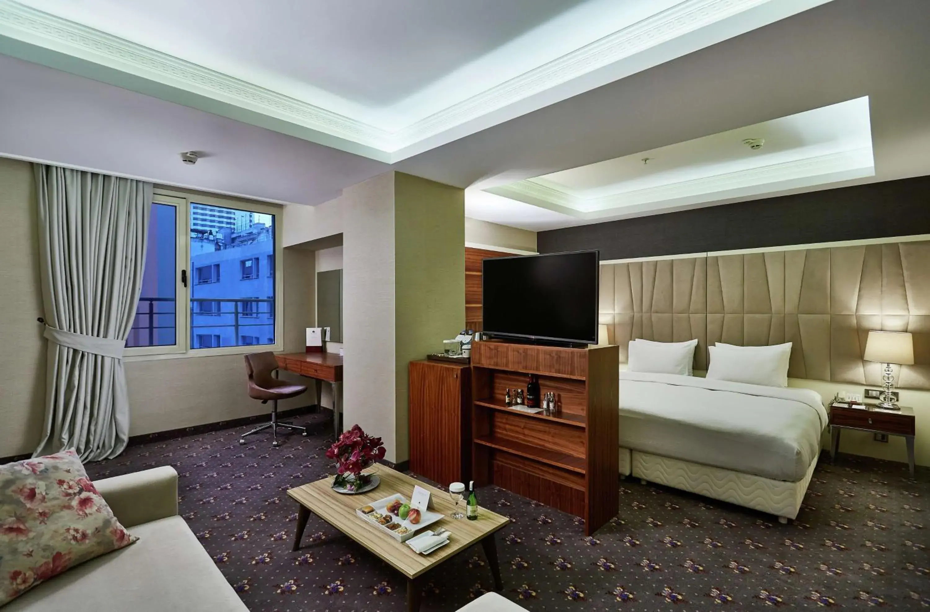 Bed, TV/Entertainment Center in DoubleTree By Hilton Hotel Izmir - Alsancak