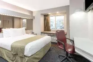 Queen Room with Roll-In Shower - Mobility/Hearing Accessible - Non-Smoking in Microtel Inn by Wyndham Henrietta