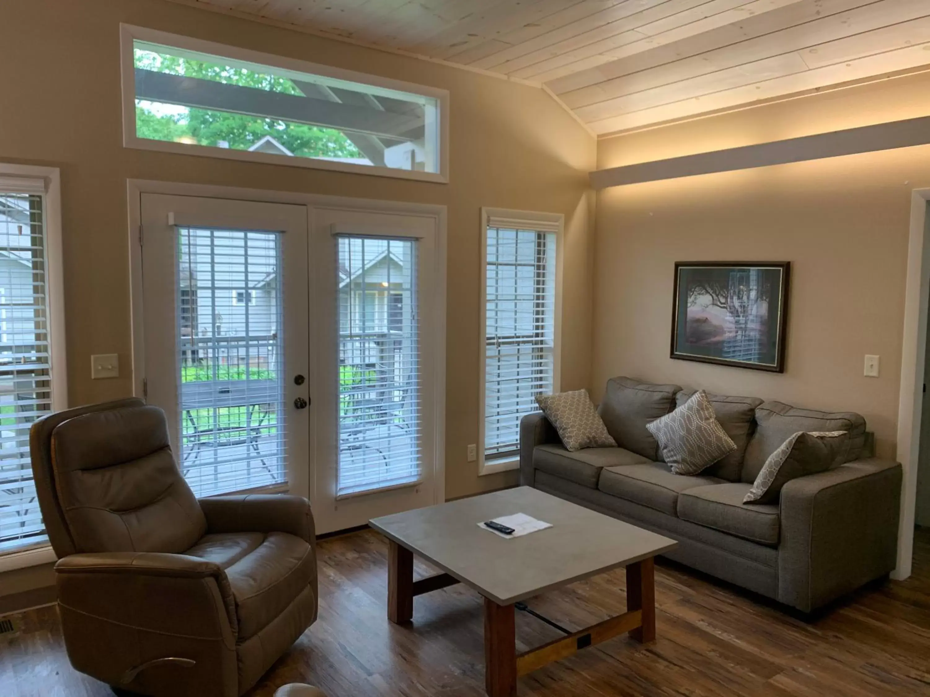 Seating Area in Carr's Northside Hotel and Cottages