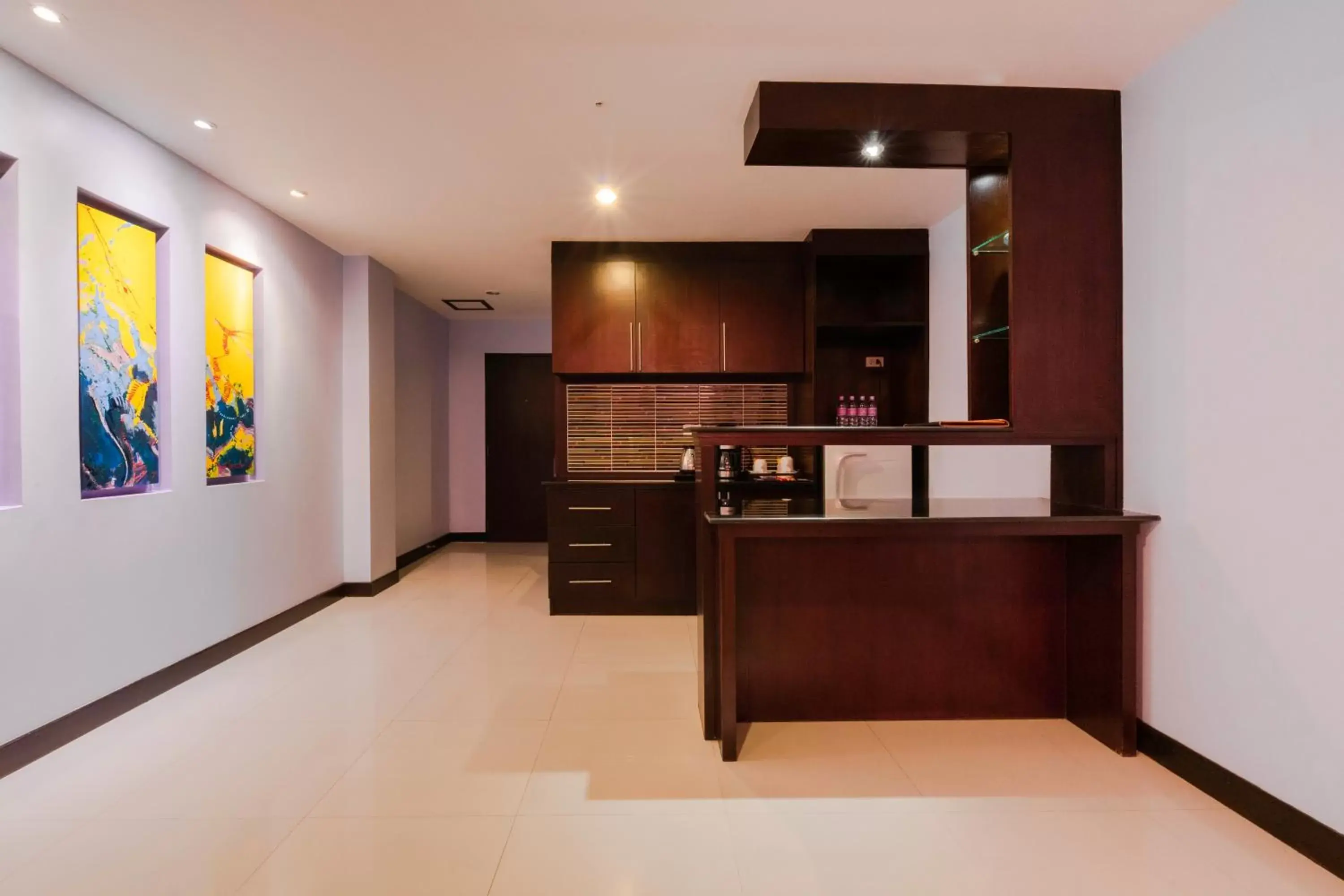 Dining area, Kitchen/Kitchenette in Baron Beach Hotel