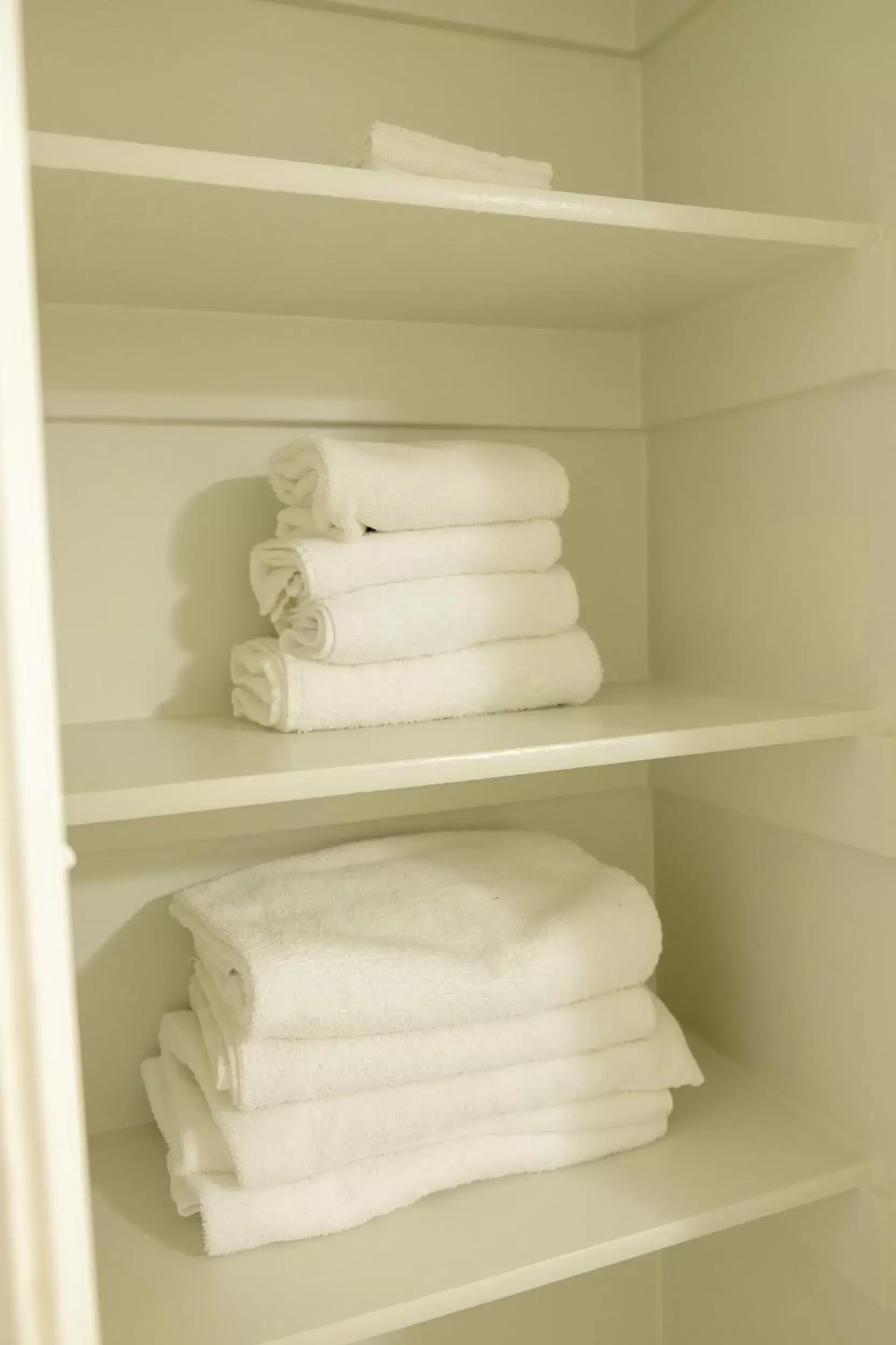 towels, Bathroom in Sherwood Arms Motel