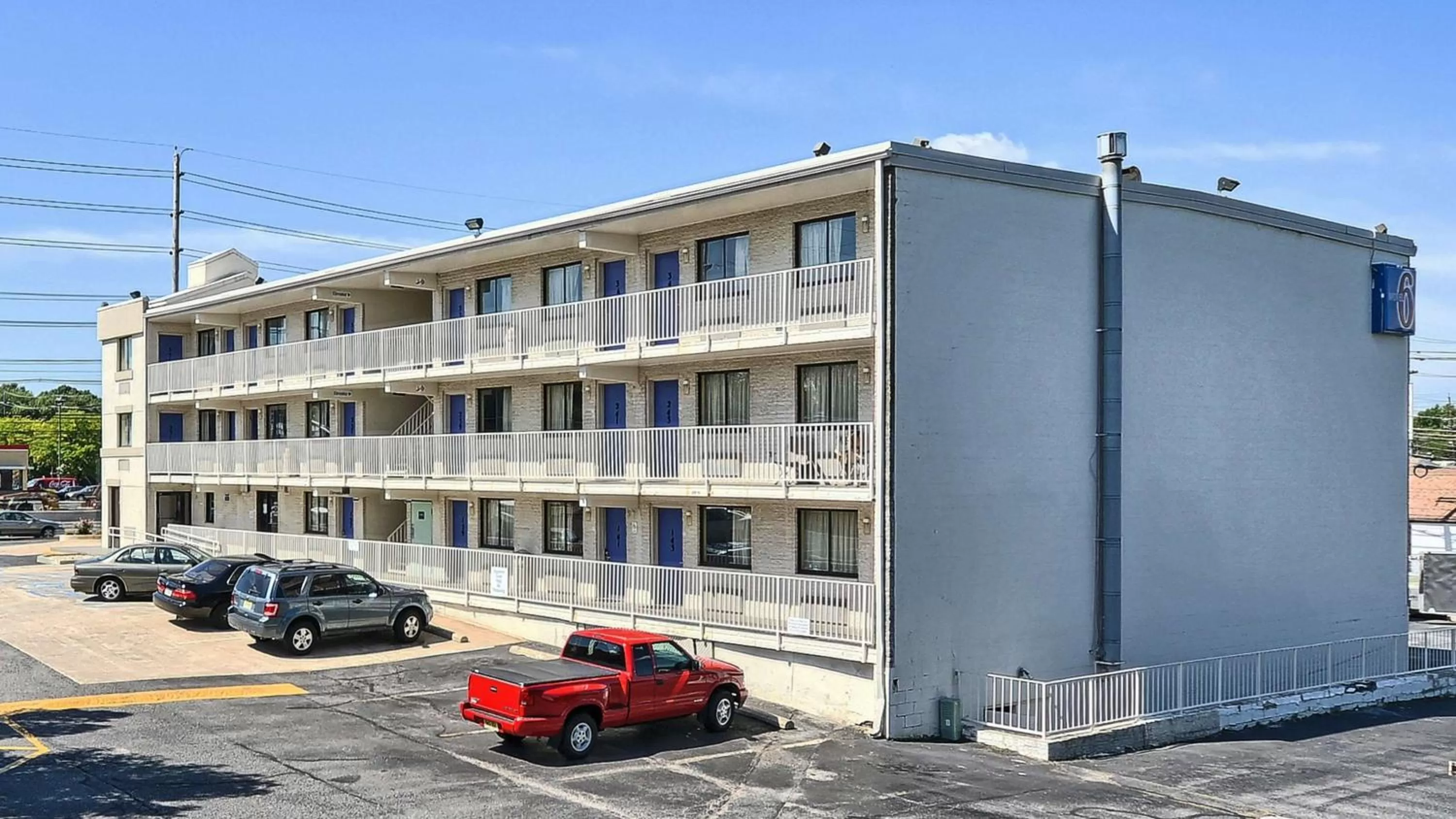 Property building in Motel 6-Maple Shade Township, NJ - Philadelphia - Mt Laurel