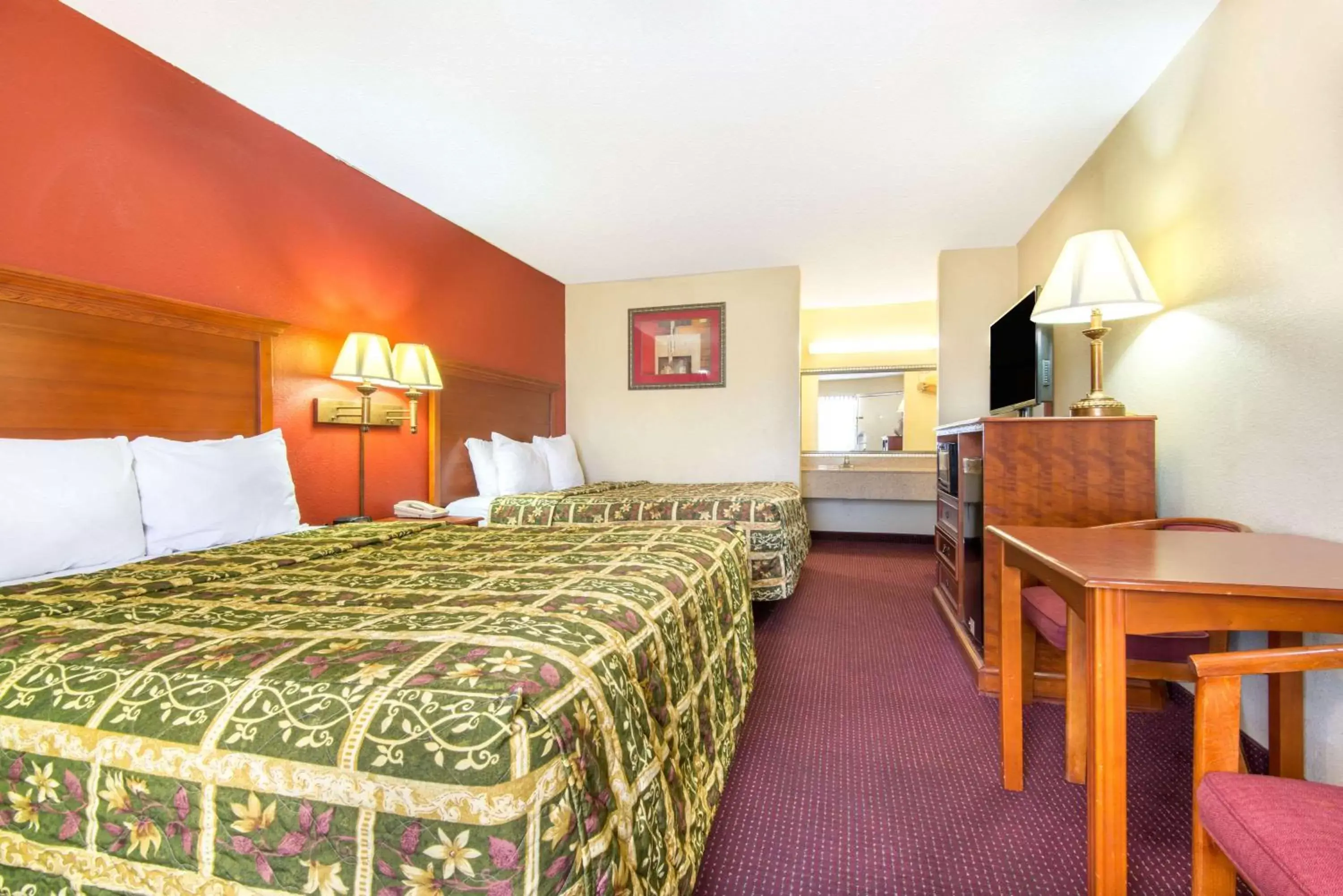 Photo of the whole room, Bed in Days Inn by Wyndham Shorter