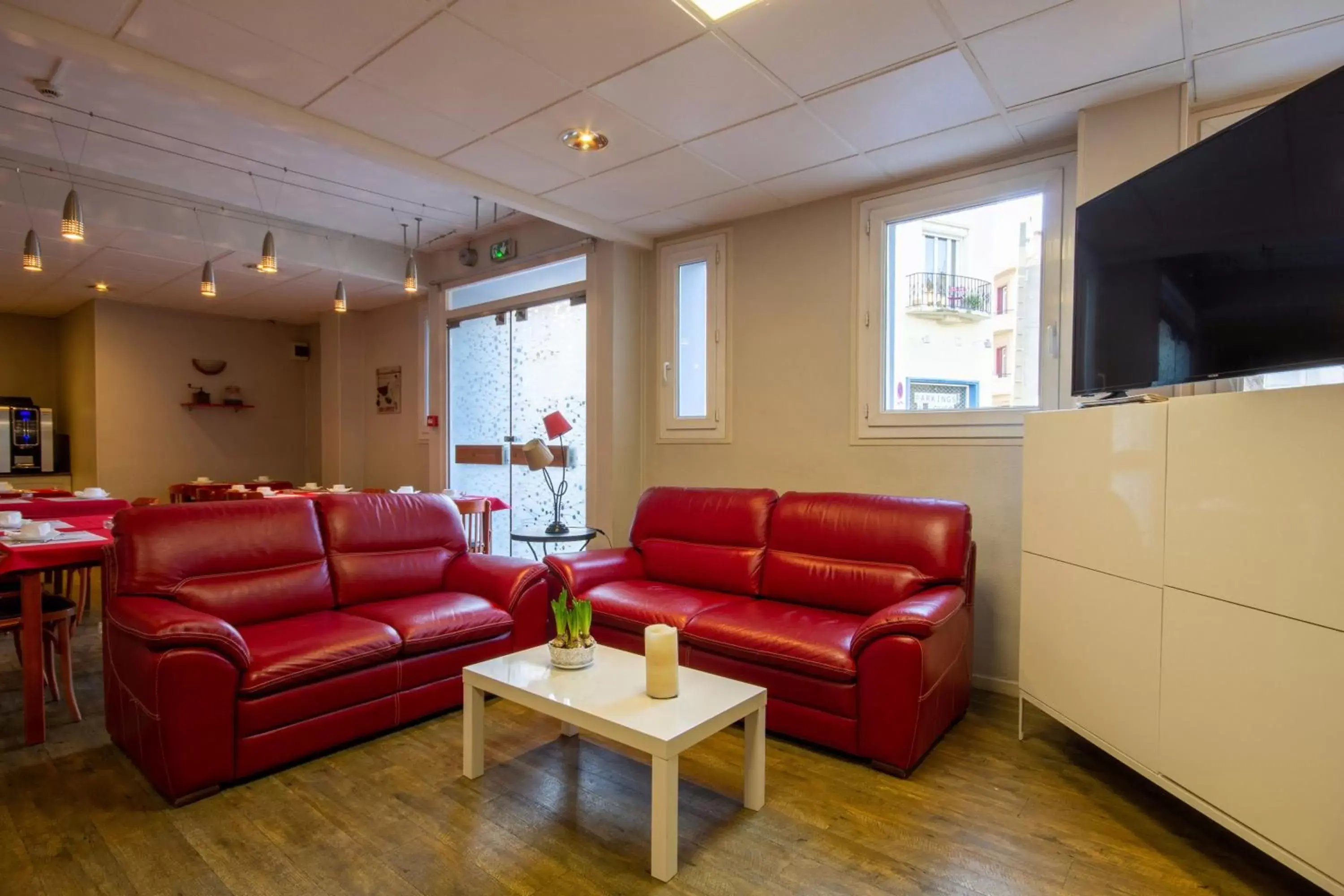 Communal lounge/ TV room, Seating Area in Hotel Aragon