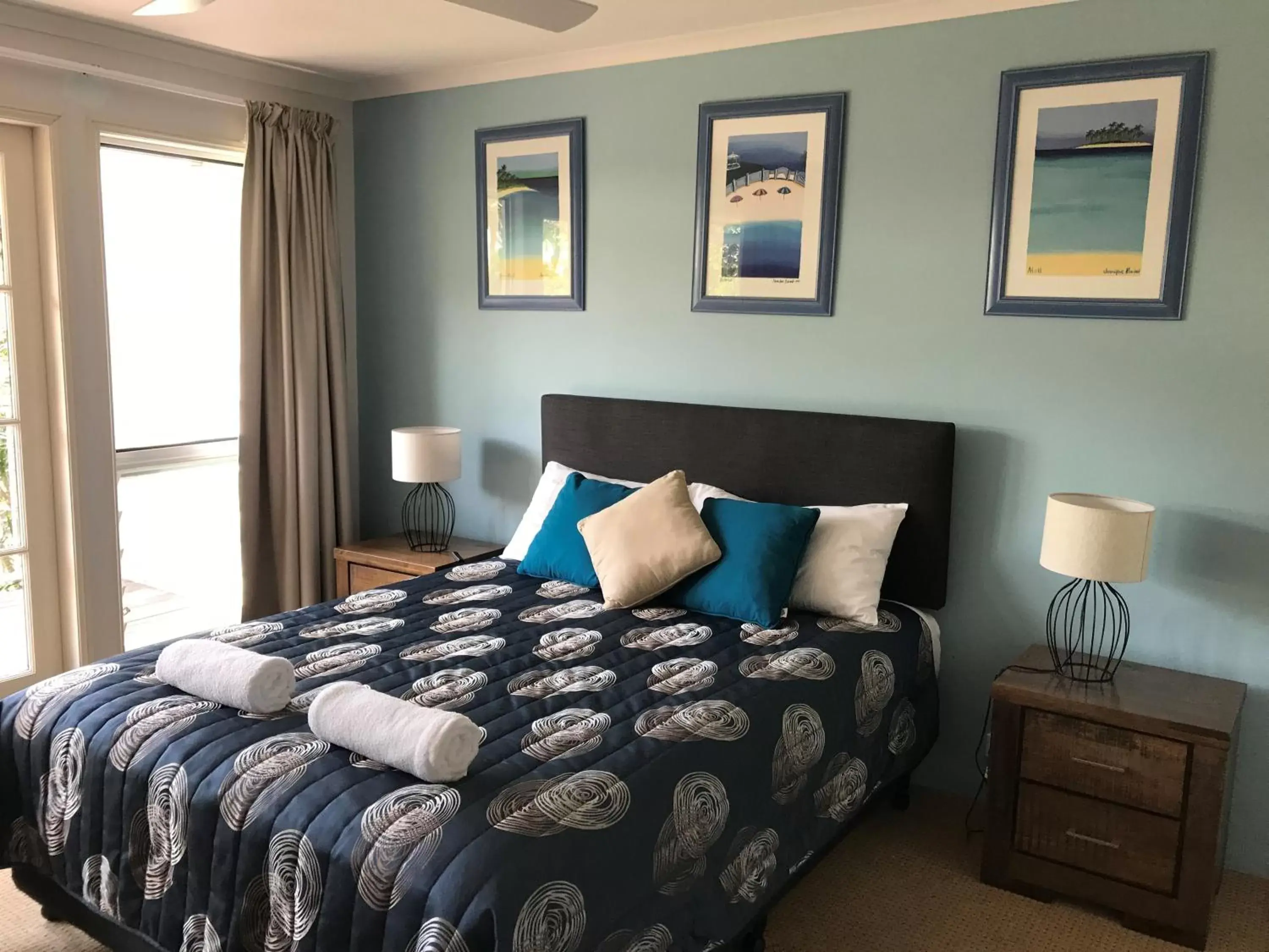 Photo of the whole room, Bed in Coral Beach Noosa Resort