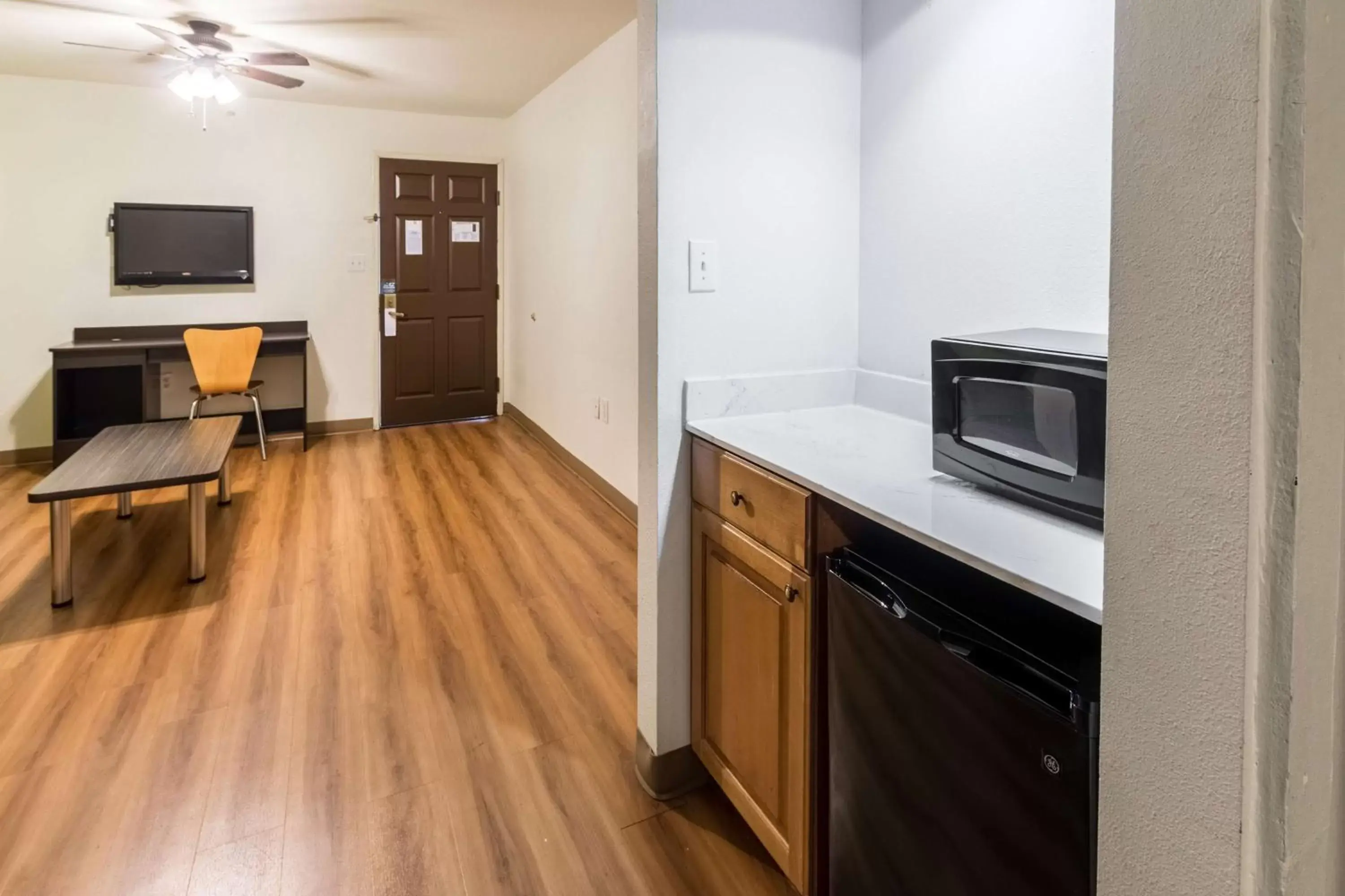 Photo of the whole room, Kitchen/Kitchenette in Motel 6-North Richland Hills, TX - NE Fort Worth