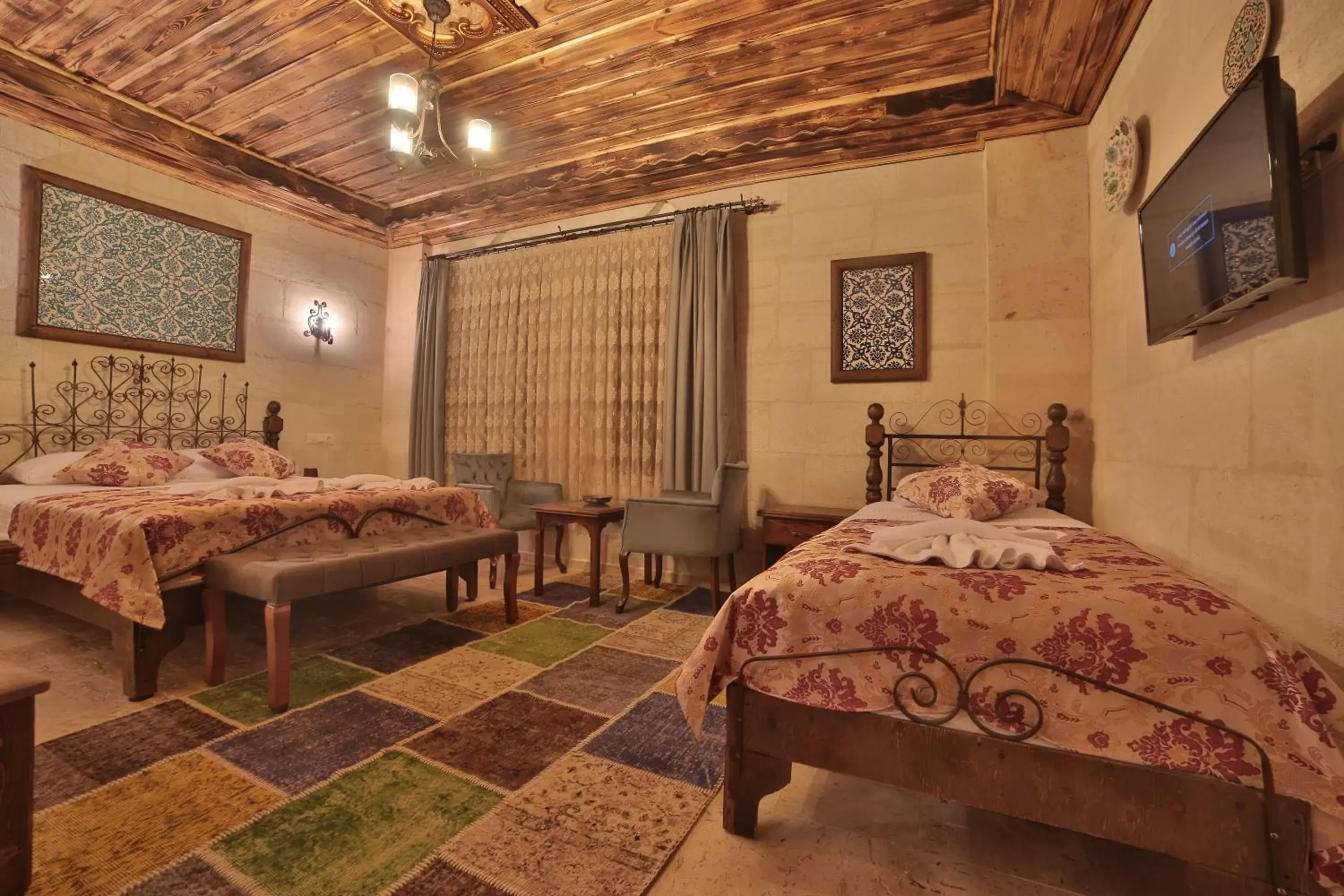 Bed, Restaurant/Places to Eat in Caravanserai Inn Hotel