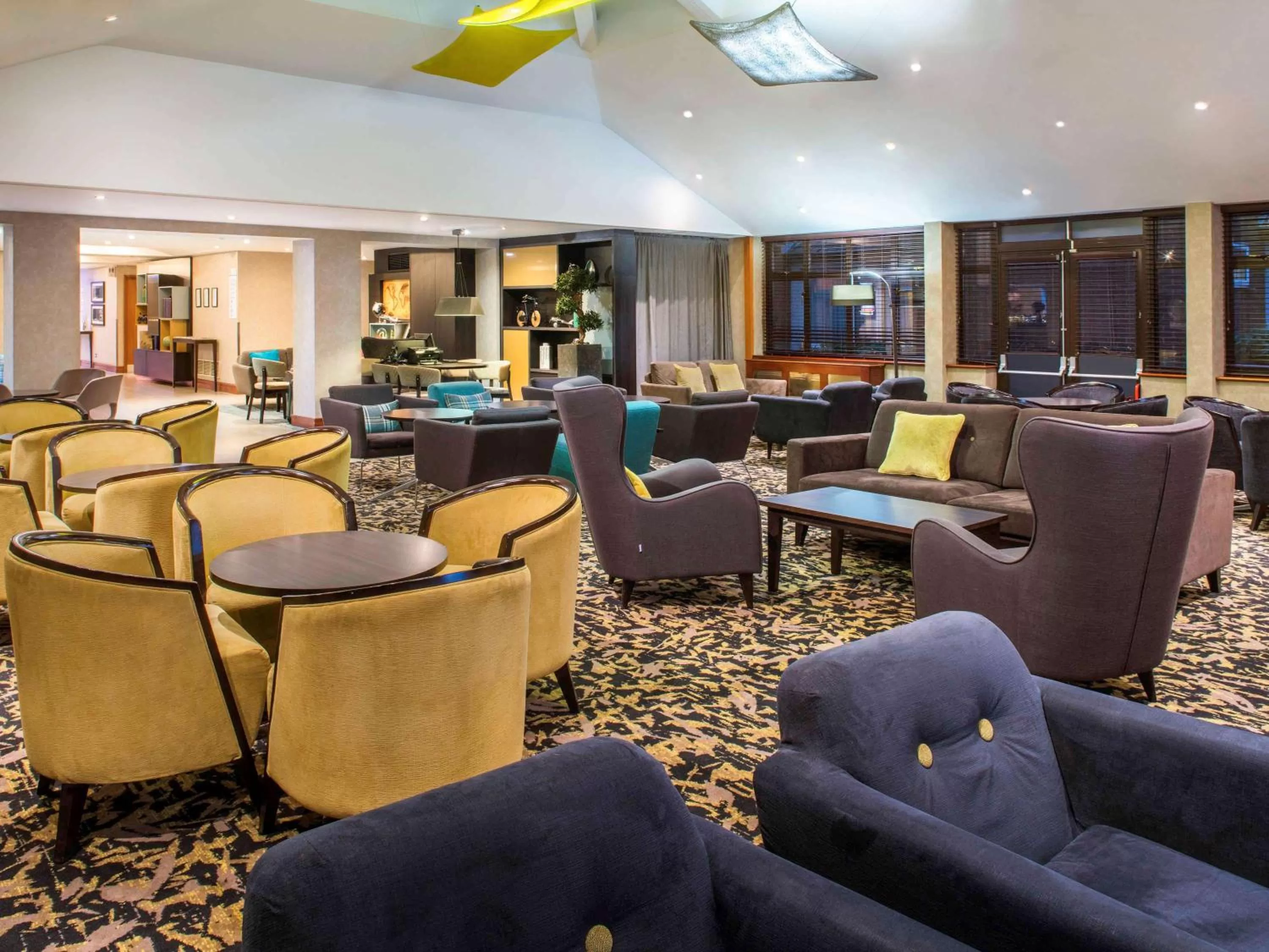 Lounge or bar in Mercure London Heathrow Airport