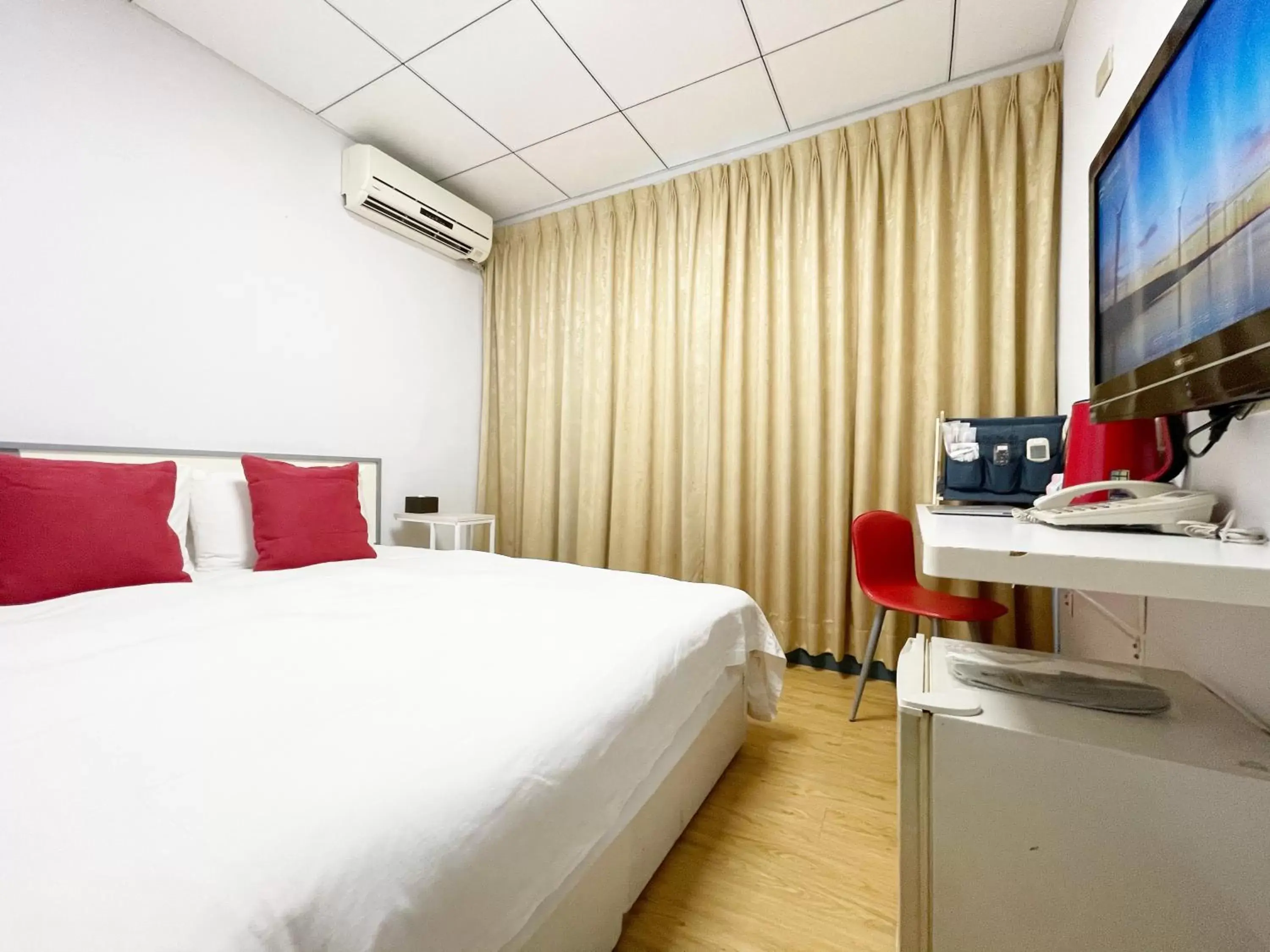 Bedroom, Bed in Sharon Inn Bedroom, Bed in Sharon Inn