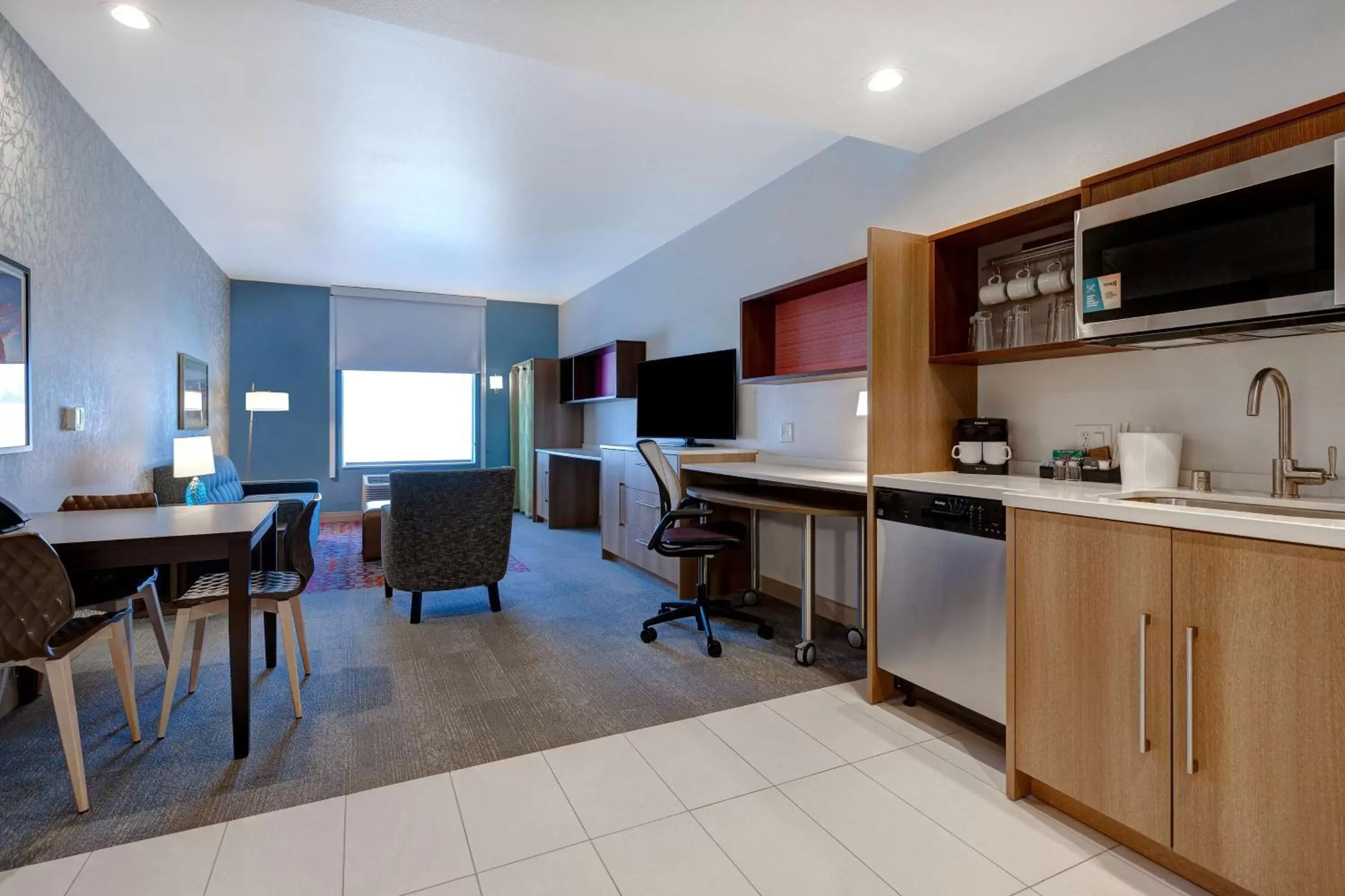 Living room, Kitchen/Kitchenette in Home2 Suites By Hilton Las Vegas Northwest