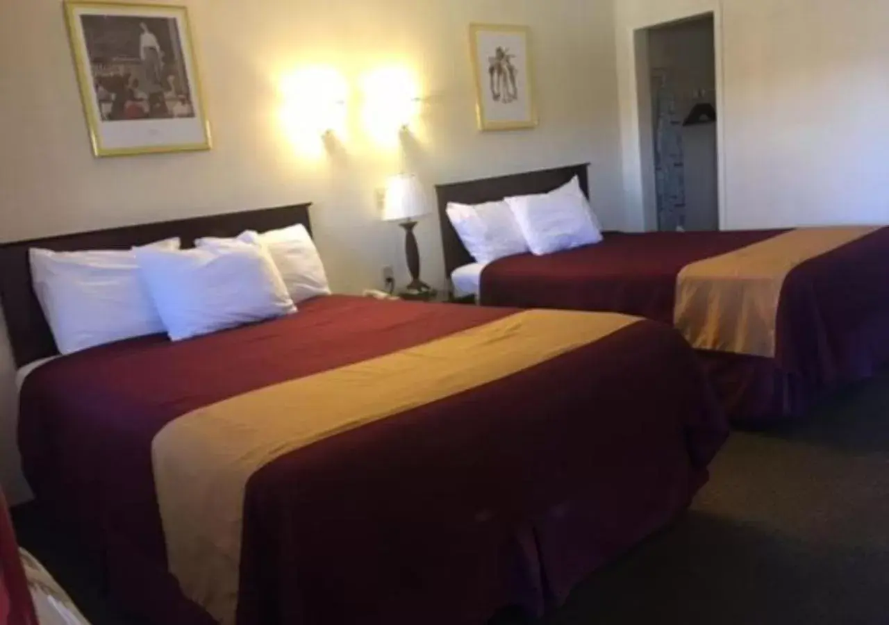 Photo of the whole room, Bed in Americas Best Value Inn Ozona