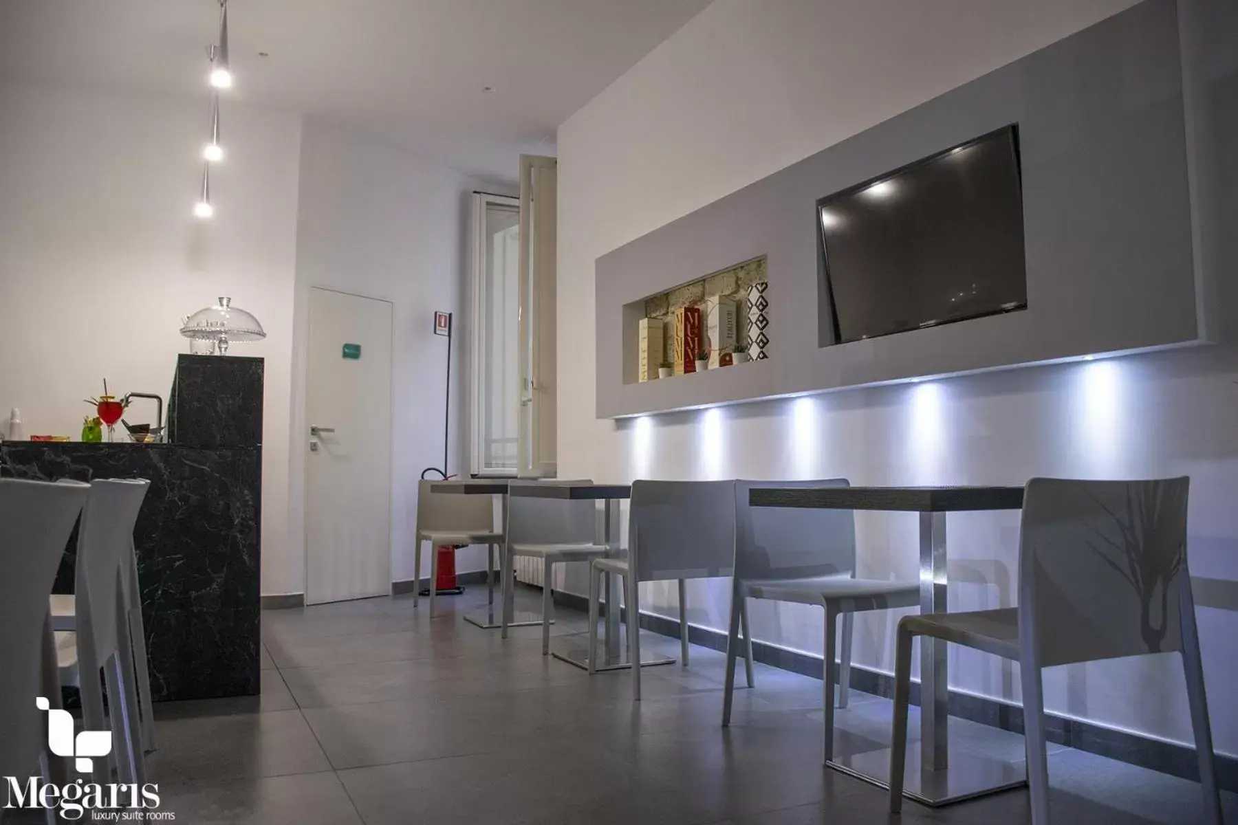 Seating area, Lounge/Bar in Megaris Luxury Suite Rooms