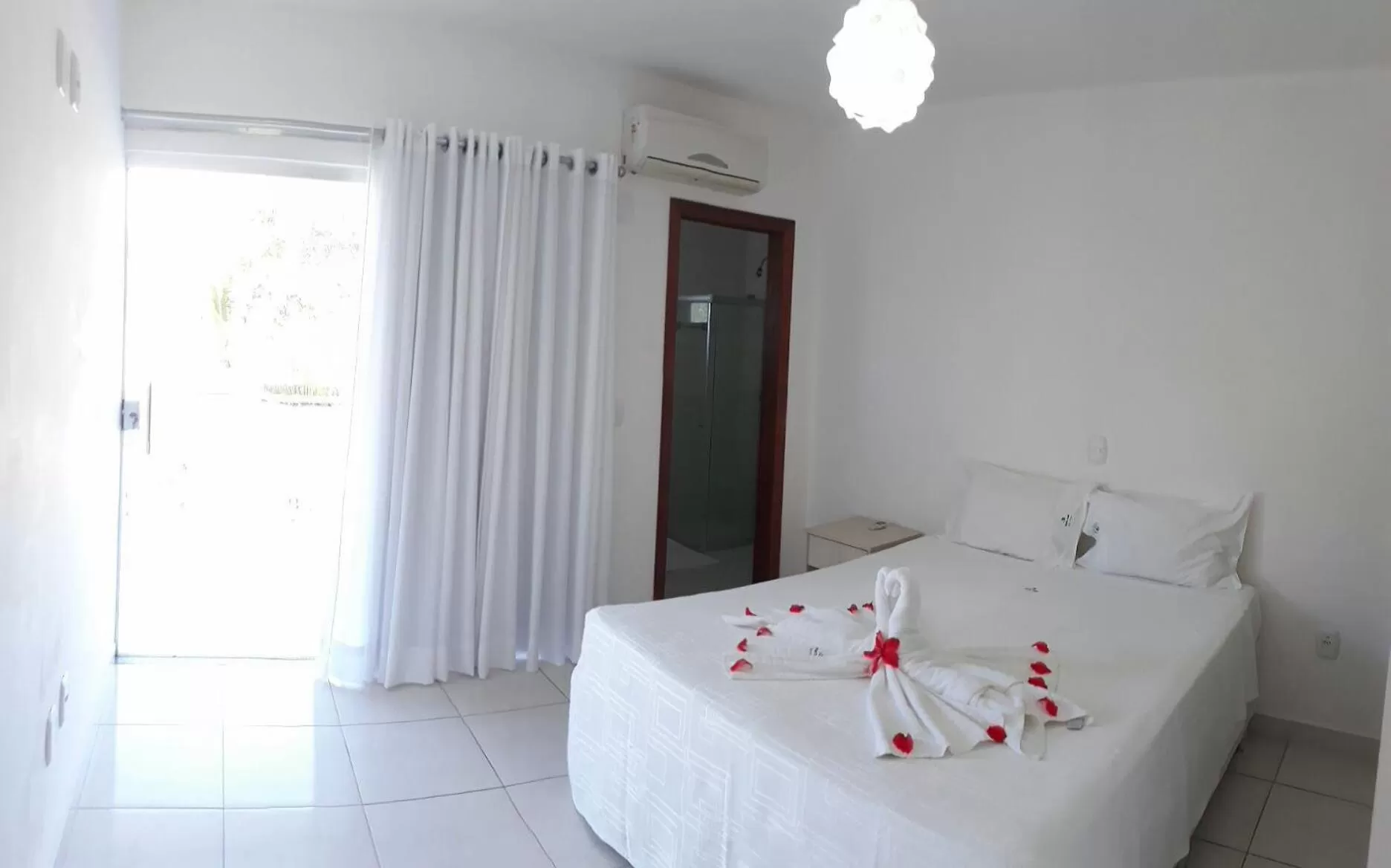 Photo of the whole room, Bed in Porto Luar