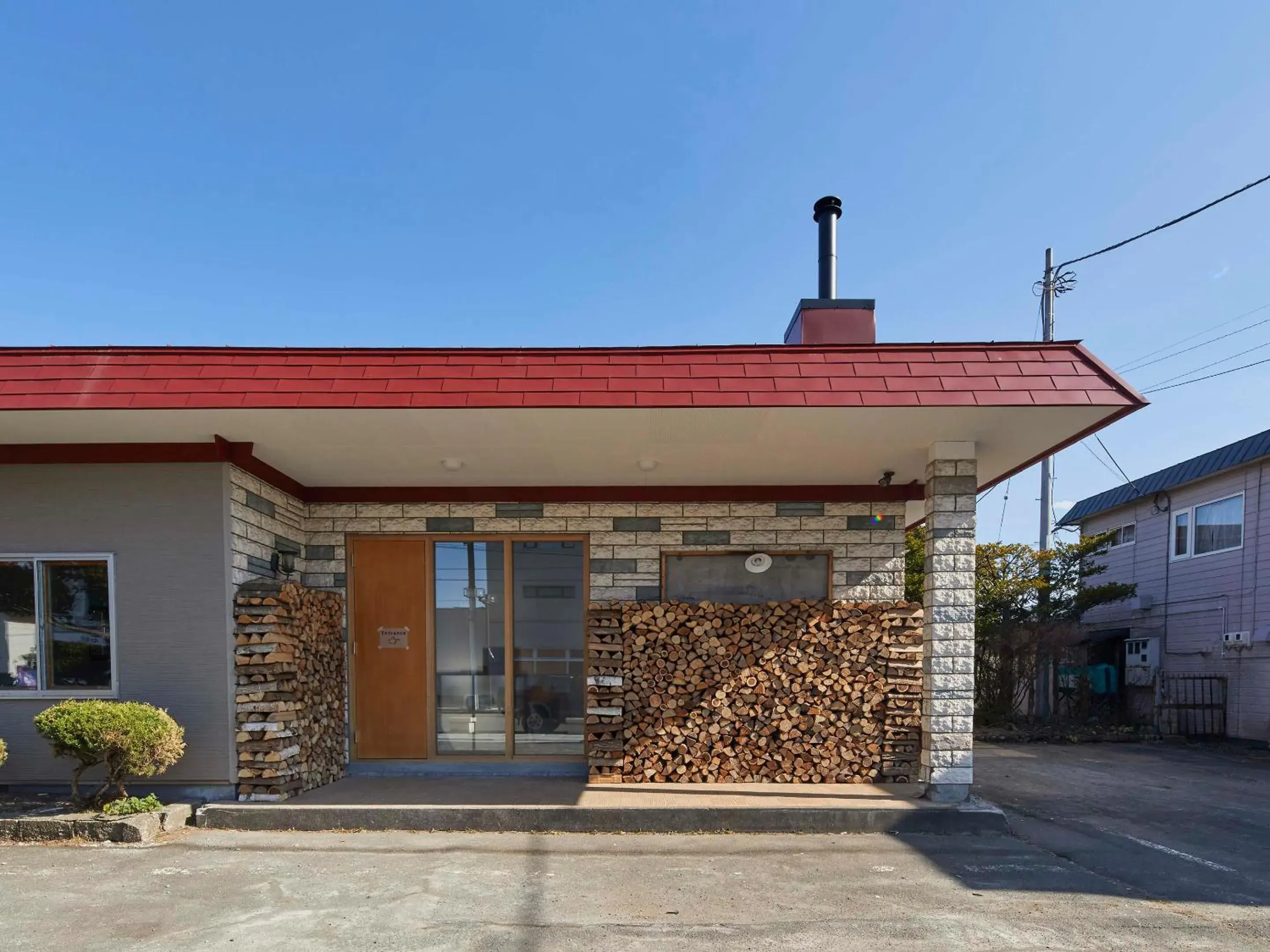 Facade/entrance in haku hostel