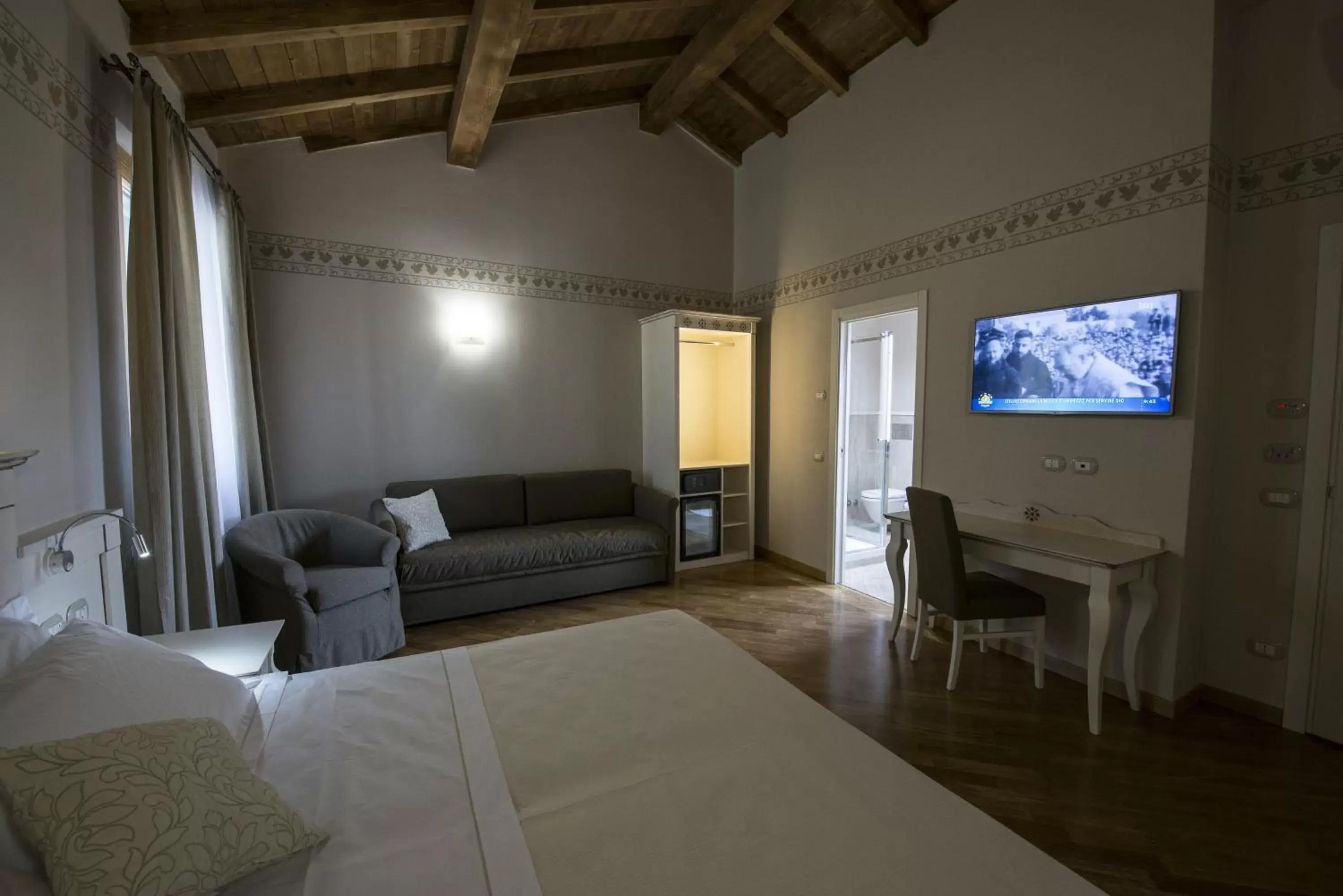 Bed, Seating Area in Hotel Sesmones