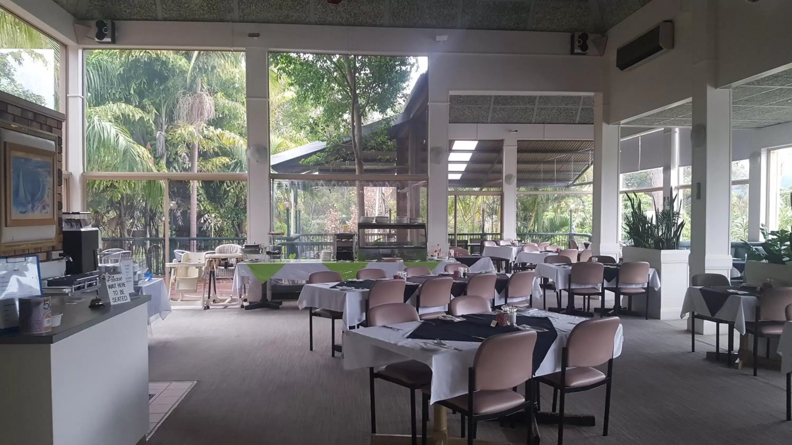 Restaurant/Places to Eat in Sanctuary Resort Motor Inn
