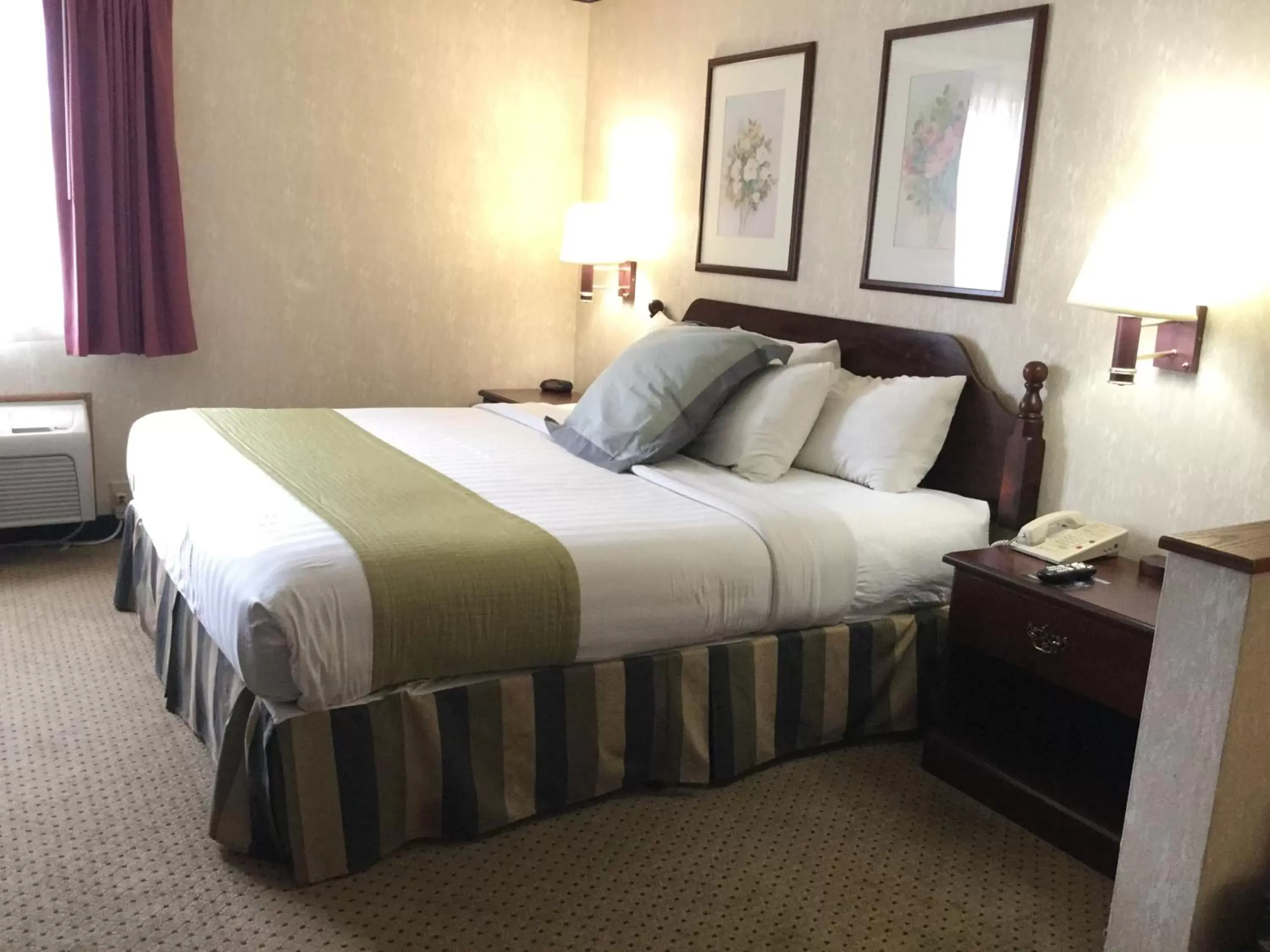 Bed in Americas Best Value Inn and Suites Saint Charles