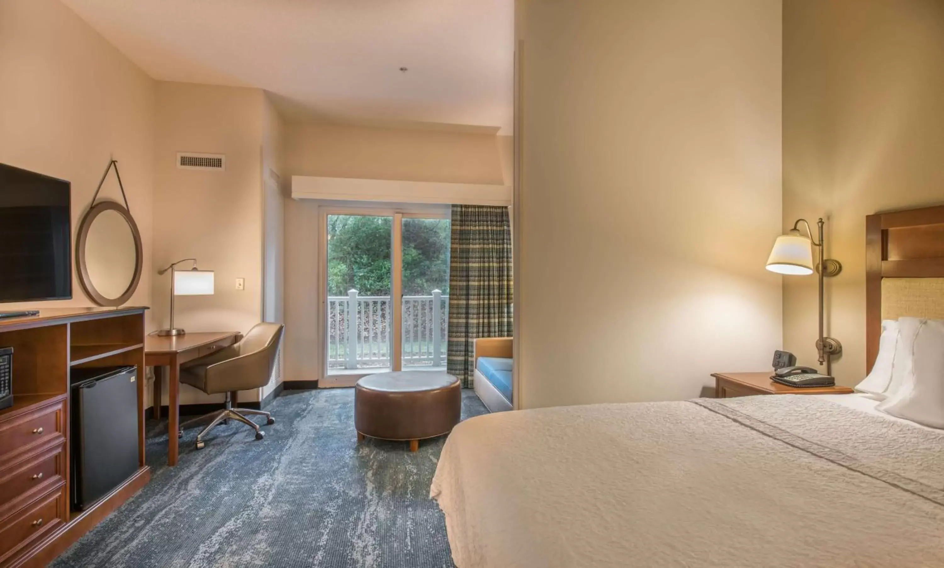 Bedroom, Bed in Hampton Inn & Suites Jekyll Island