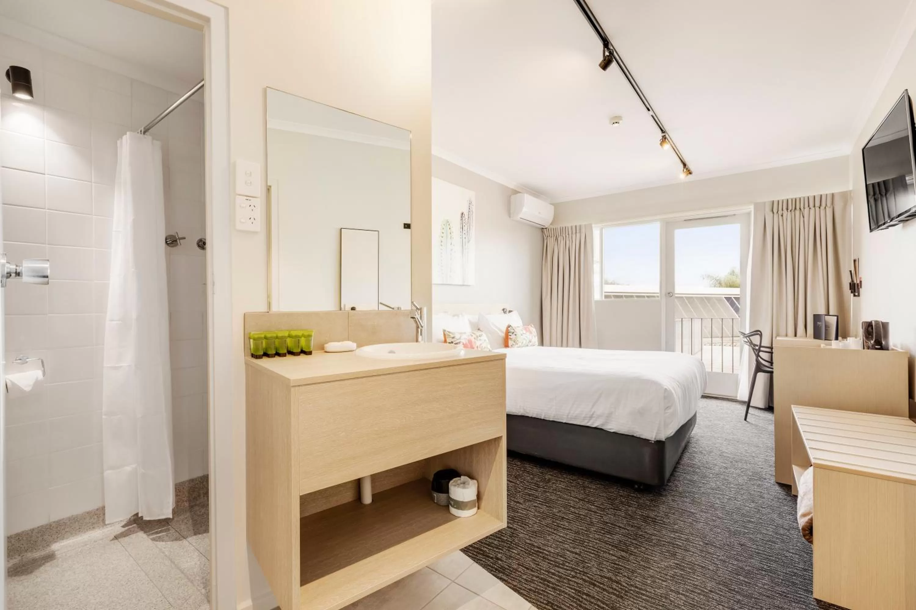 Bathroom, Bed in Nightcap at Findon Hotel