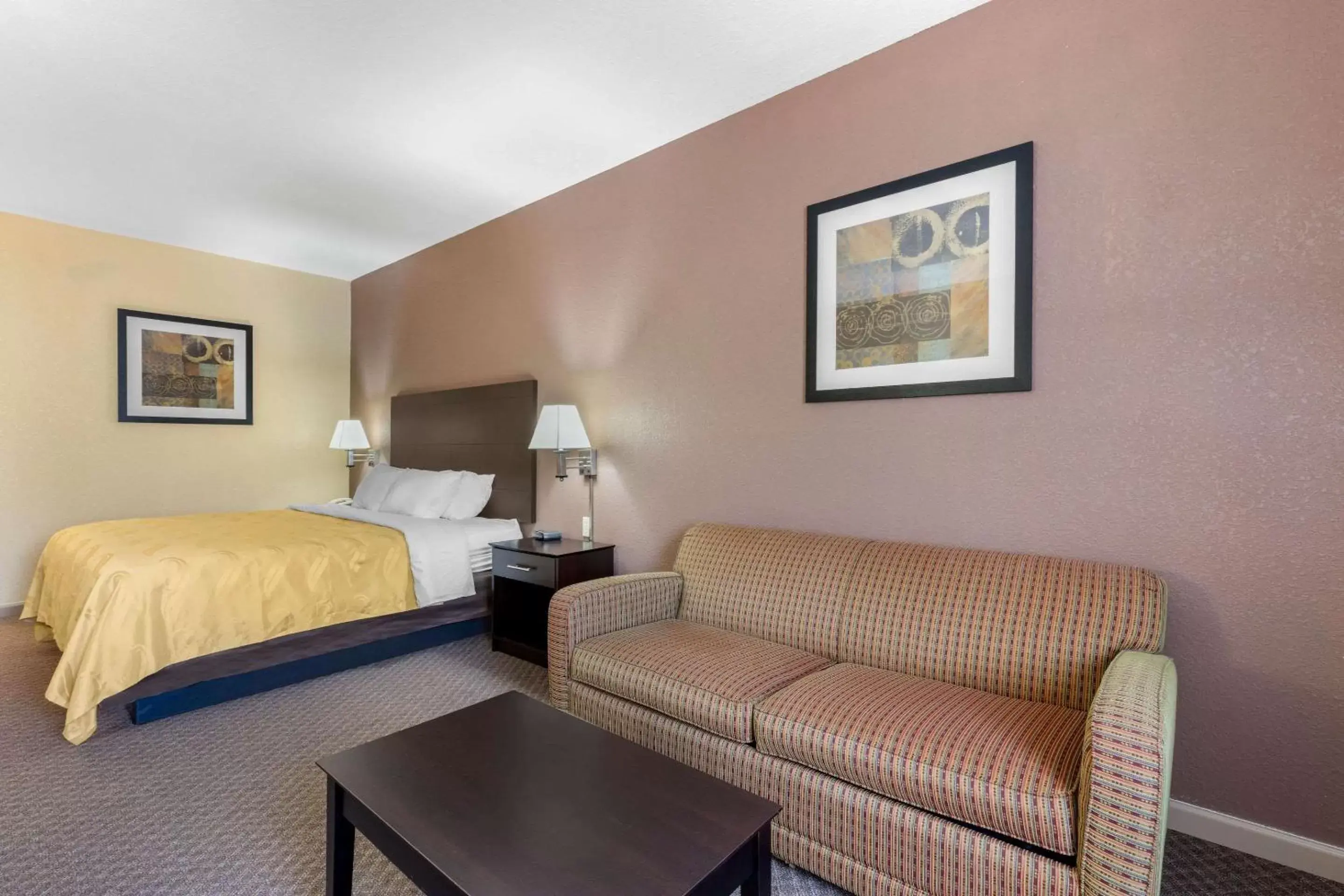 Photo of the whole room, Seating Area in Quality Inn West Memphis I-40