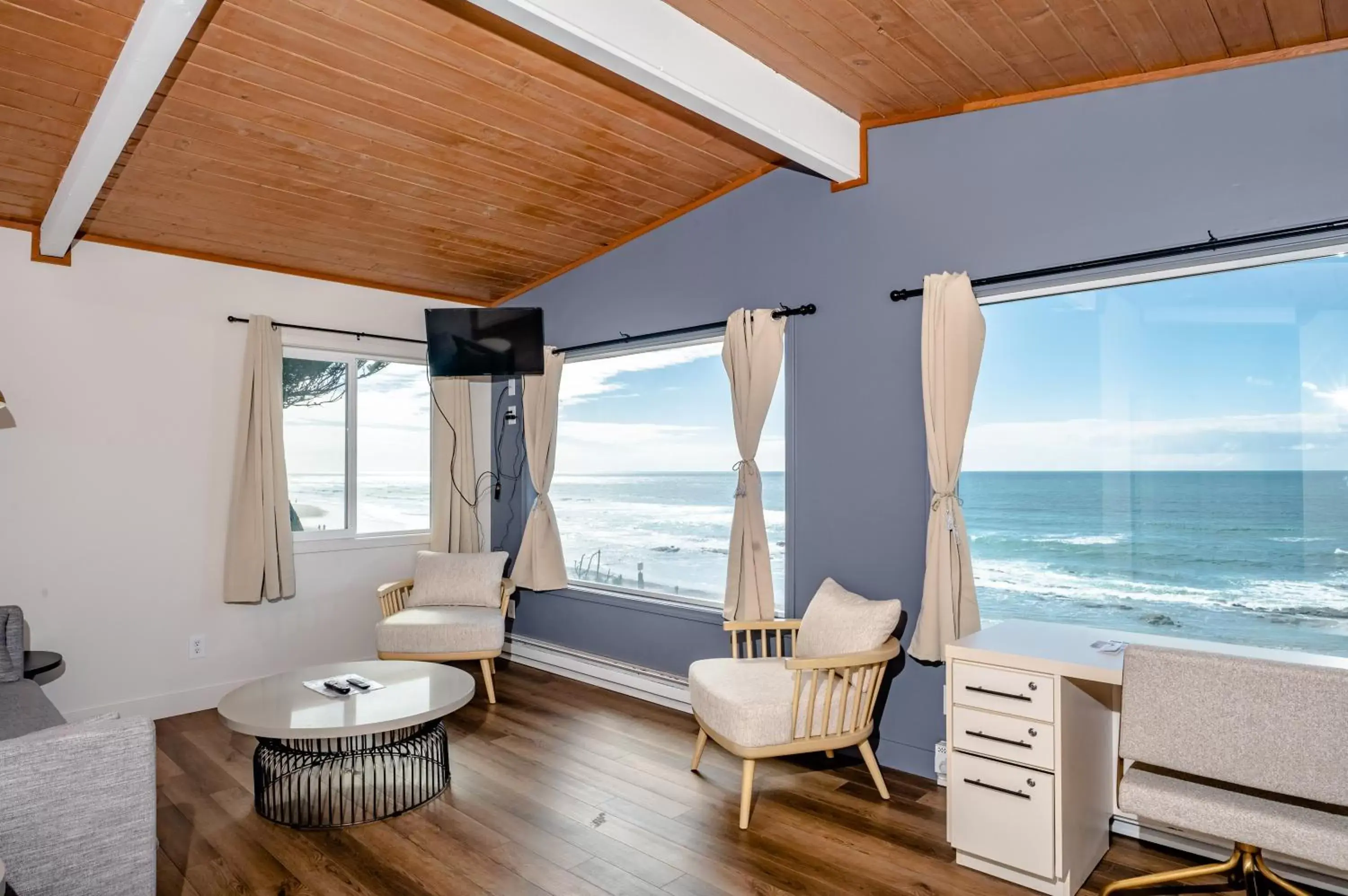Living room in Seagull Beachfront Inn