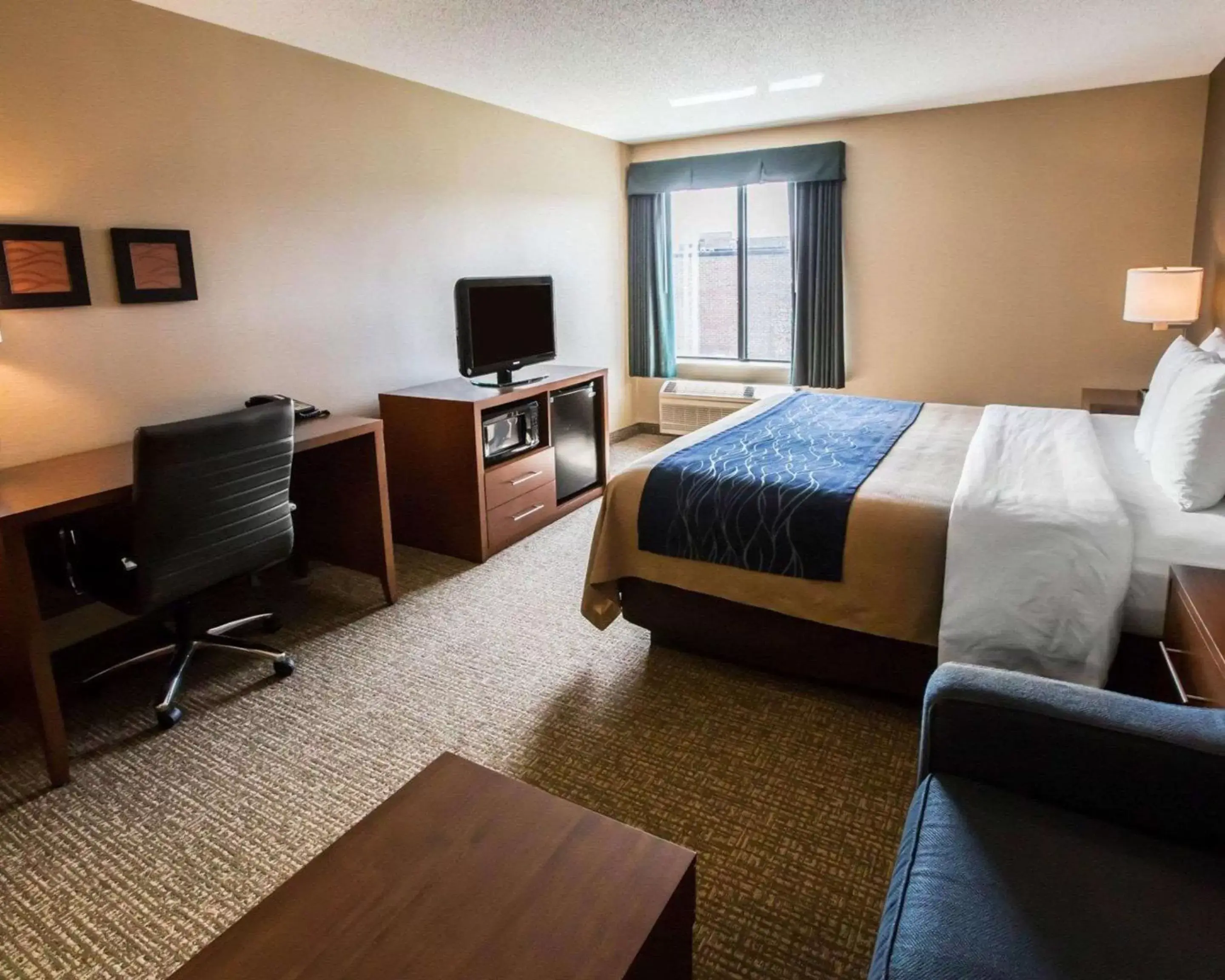 Bedroom in Comfort Inn Crystal Lake - Algonquin