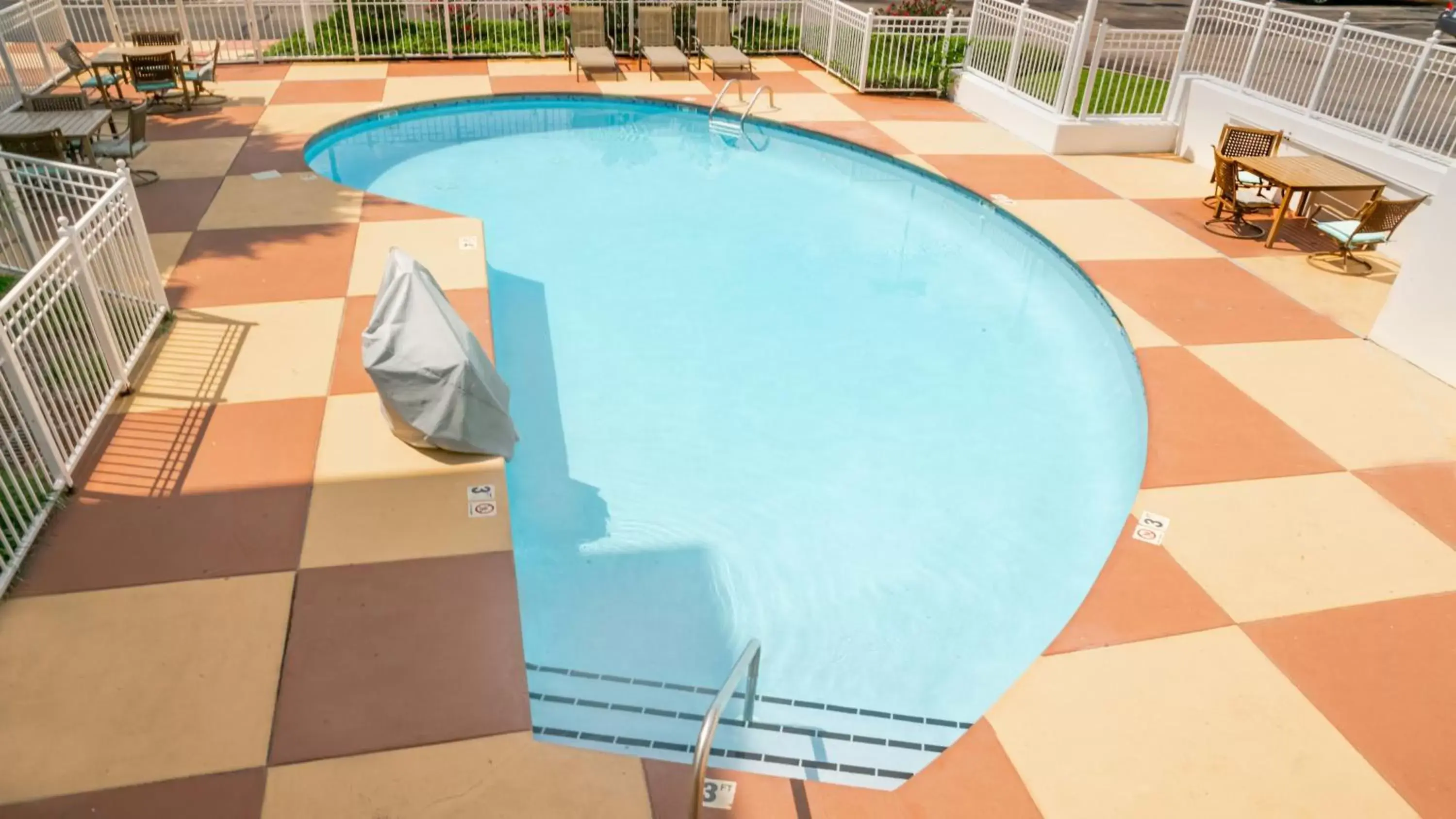 Swimming pool in Holiday Inn Express Pigeon Forge – Sevierville by IHG Swimming pool in Holiday Inn Express Pigeon Forge – Sevierville by IHG